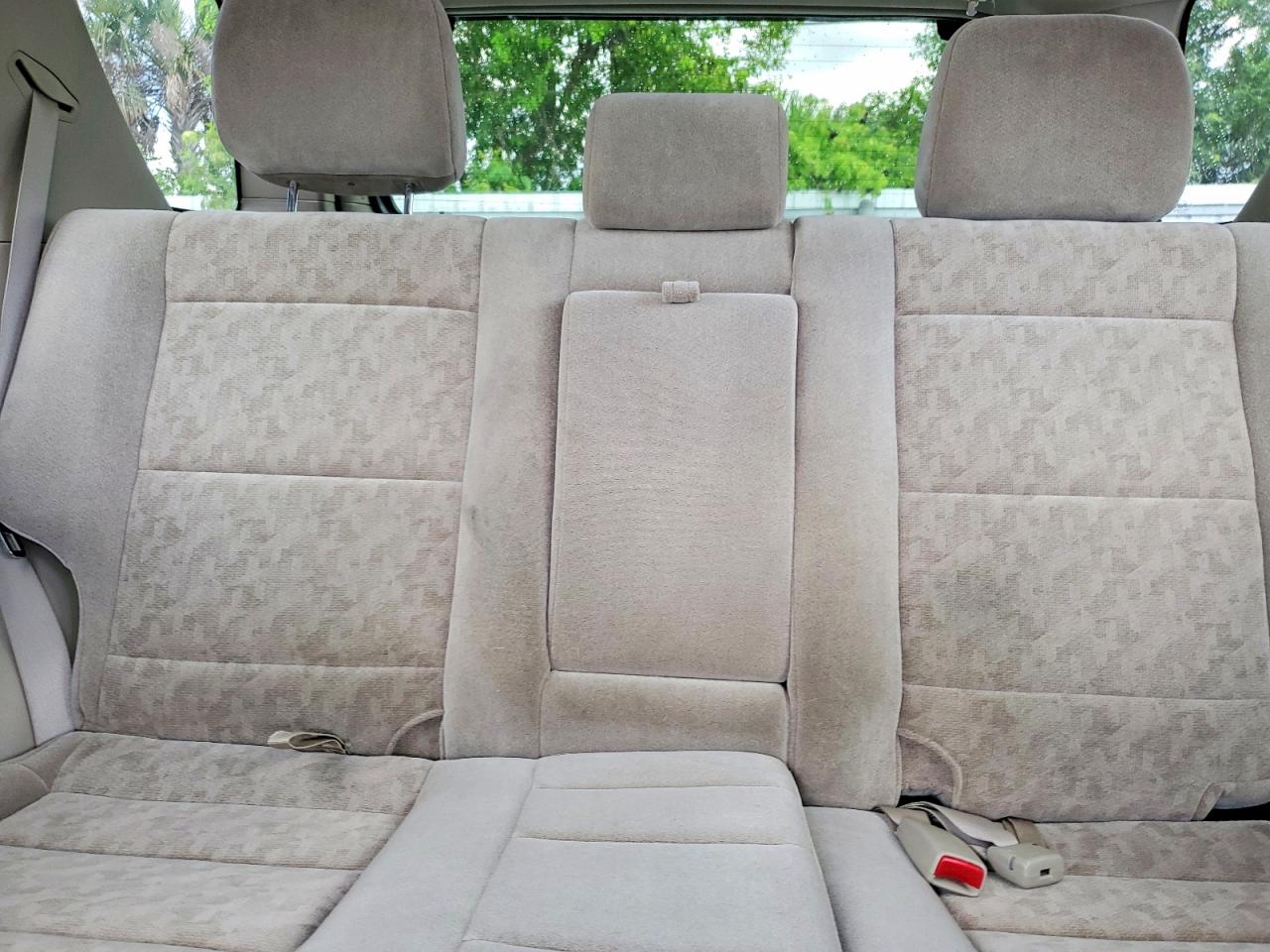 2008 Kia Sorento Base Gold vin: KNDJD735685834989