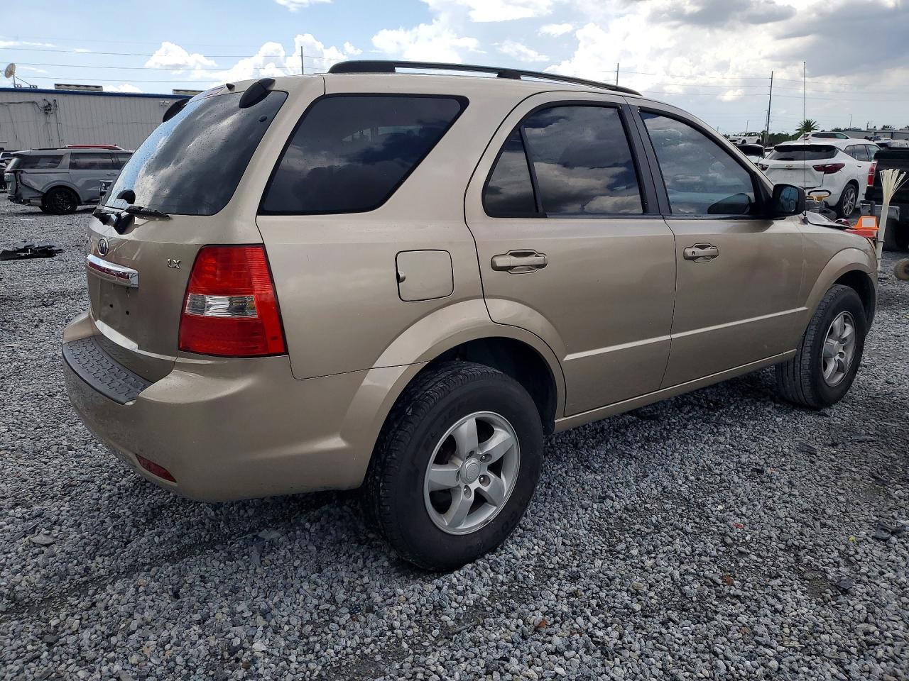 2008 Kia Sorento Base Gold vin: KNDJD735685834989