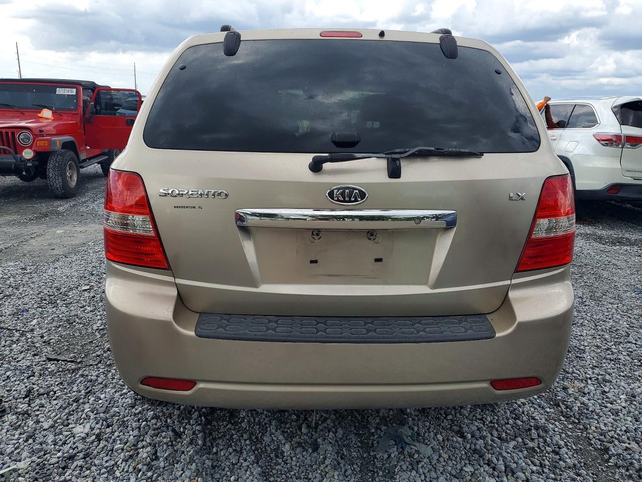 2008 Kia Sorento Base Gold vin: KNDJD735685834989