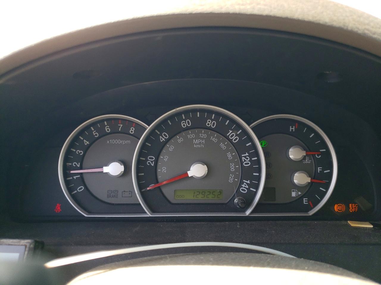 2008 Kia Sorento Base Gold vin: KNDJD735785811947
