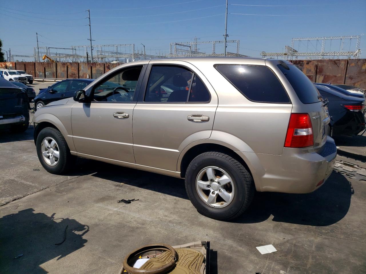 2008 Kia Sorento Base Gold vin: KNDJD735785811947