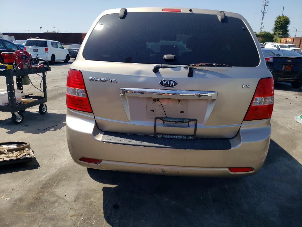 2008 Kia Sorento Base Gold vin: KNDJD735785811947