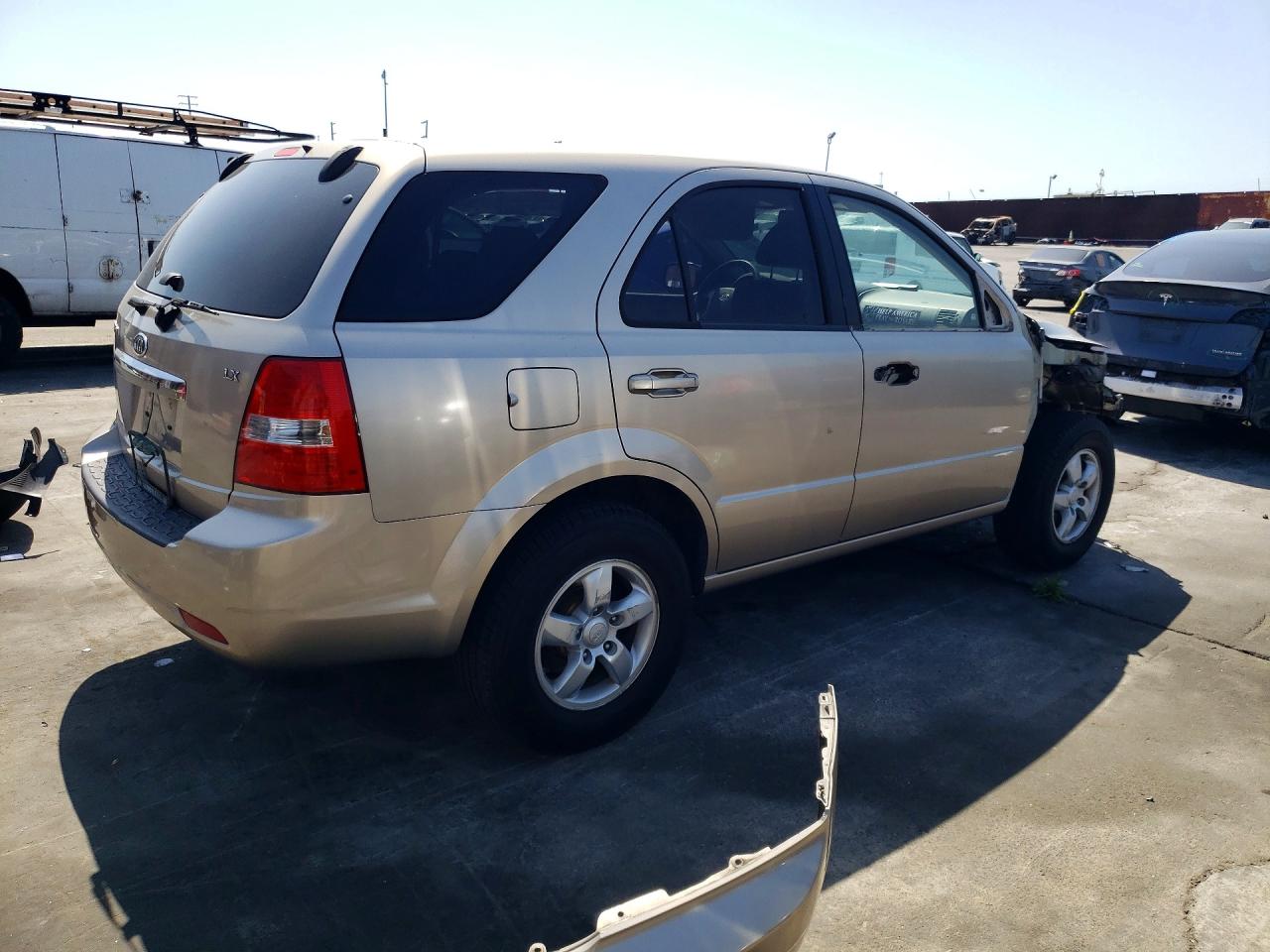 2008 Kia Sorento Base Gold vin: KNDJD735785811947