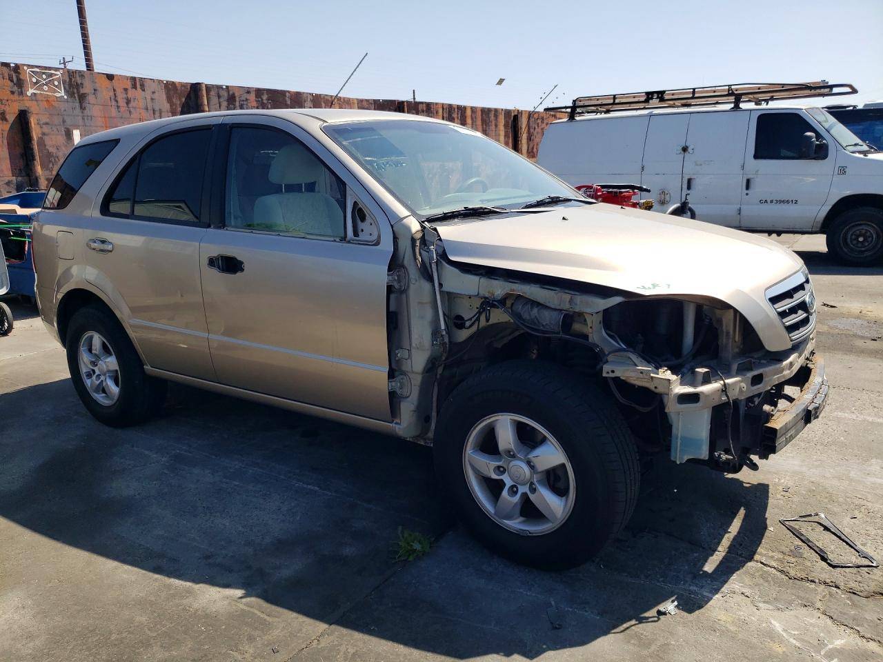 2008 Kia Sorento Base Gold vin: KNDJD735785811947