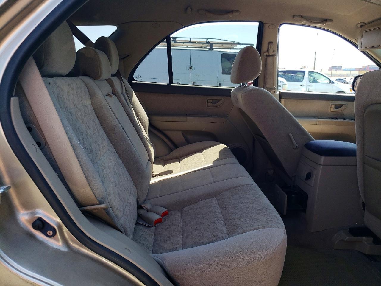 2008 Kia Sorento Base Gold vin: KNDJD735785811947