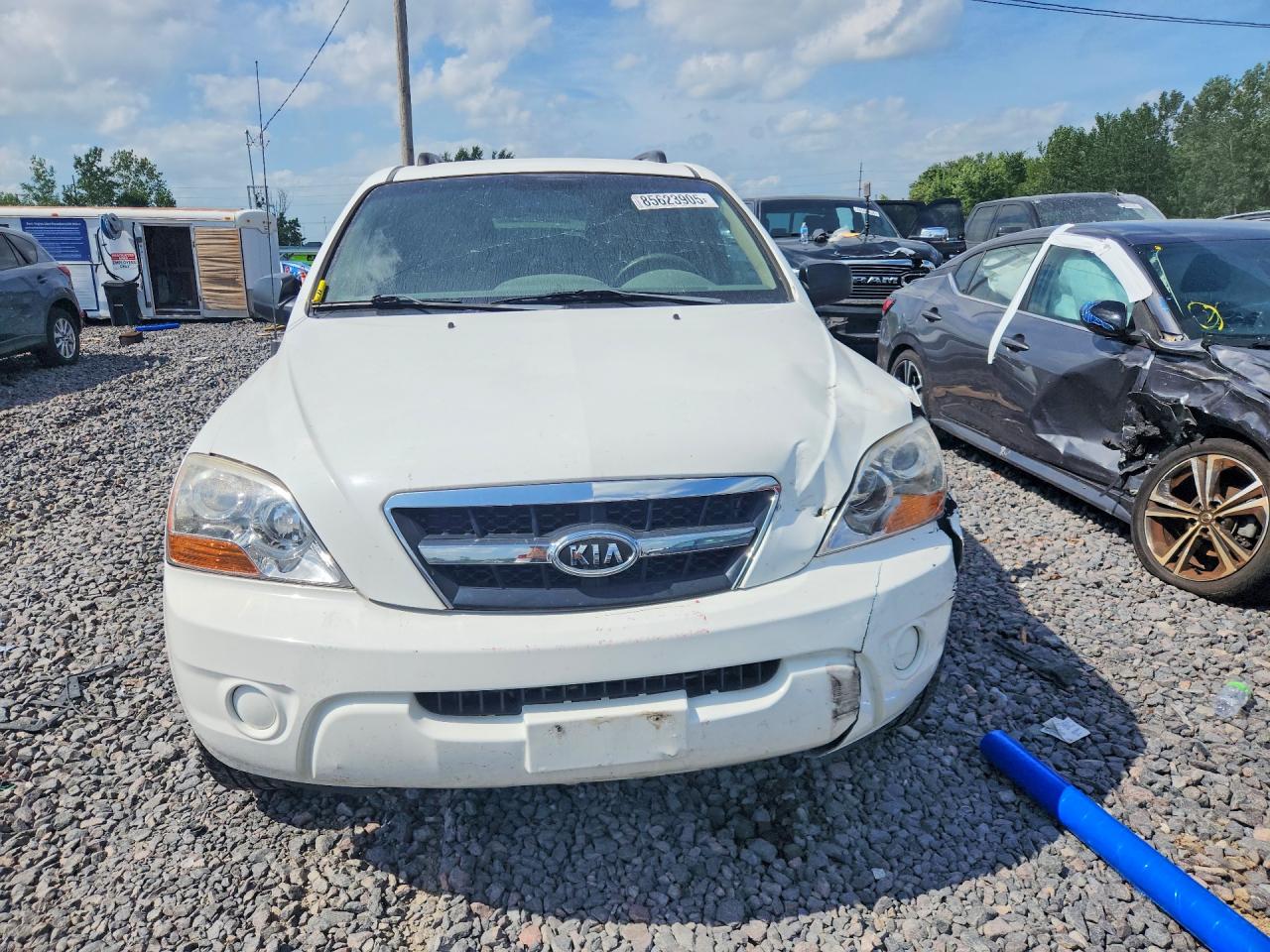 2009 Kia Sorento Base White vin: KNDJD735795871955