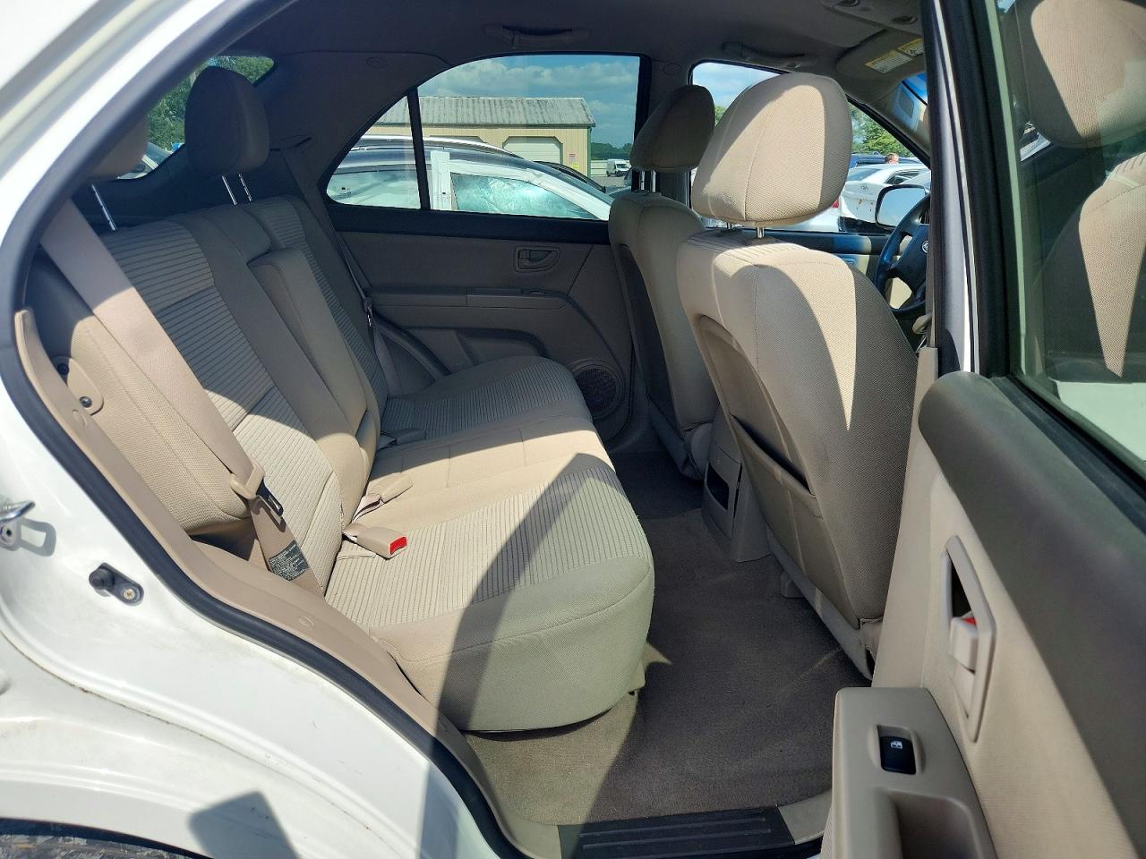 2009 Kia Sorento Base White vin: KNDJD735795871955