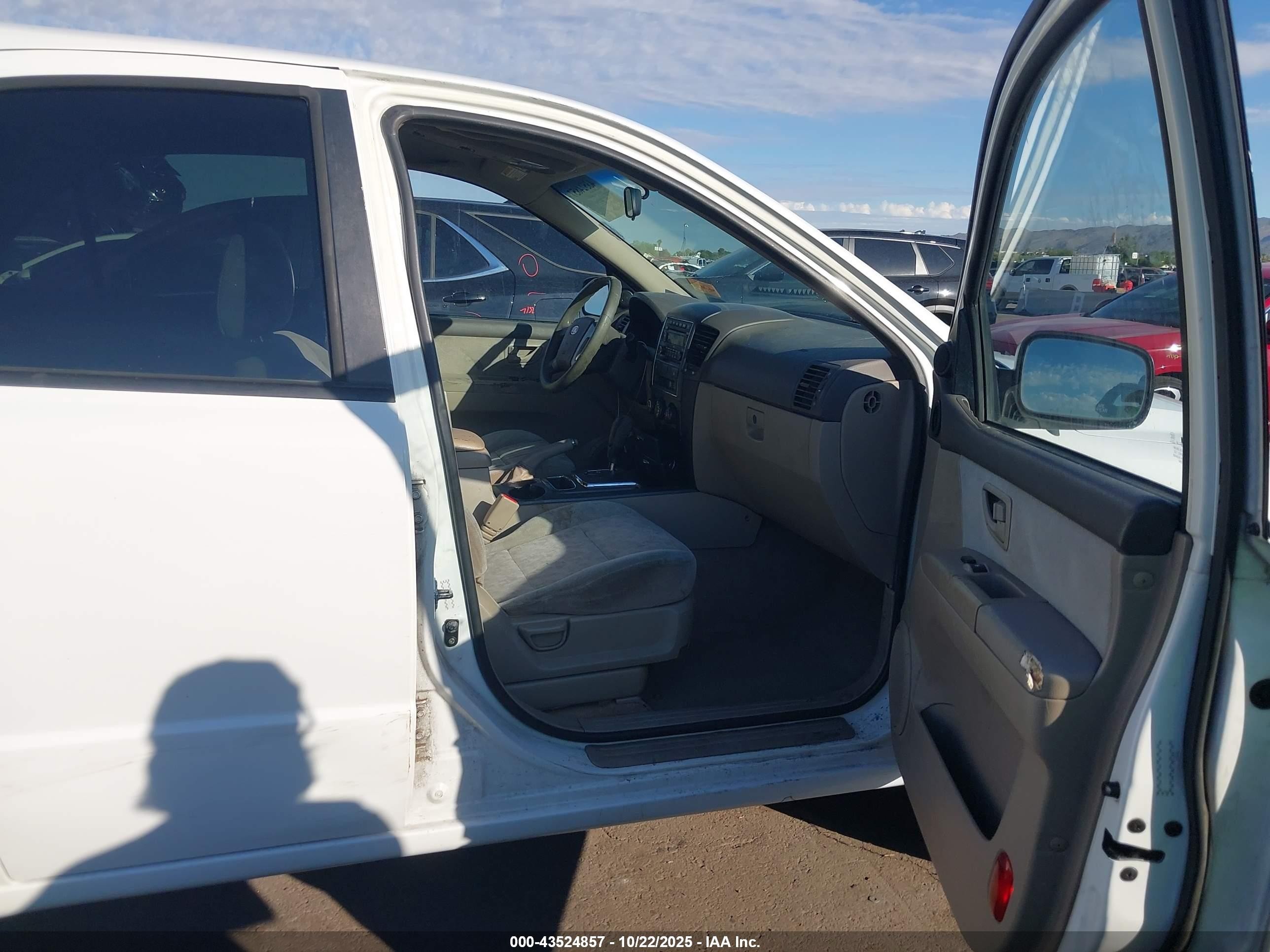 2008 Kia Sorento Lx Base White vin: KNDJD735885802528