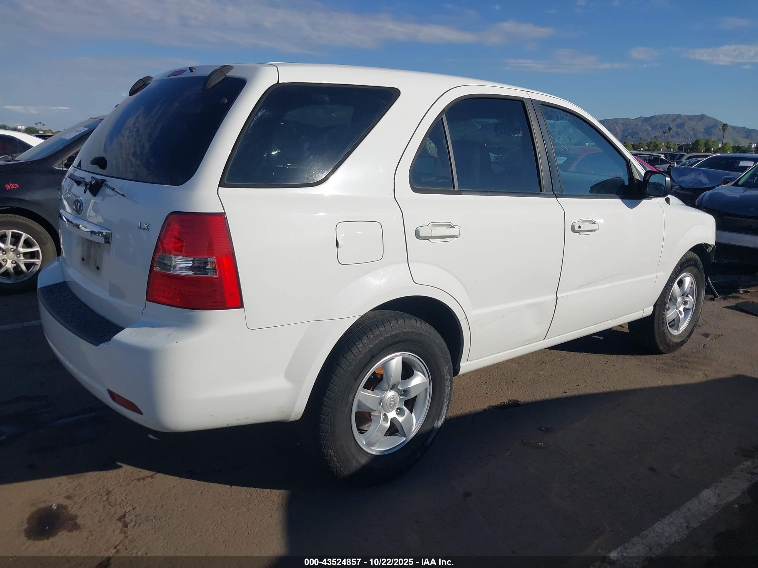 2008 Kia Sorento Lx Base White vin: KNDJD735885802528