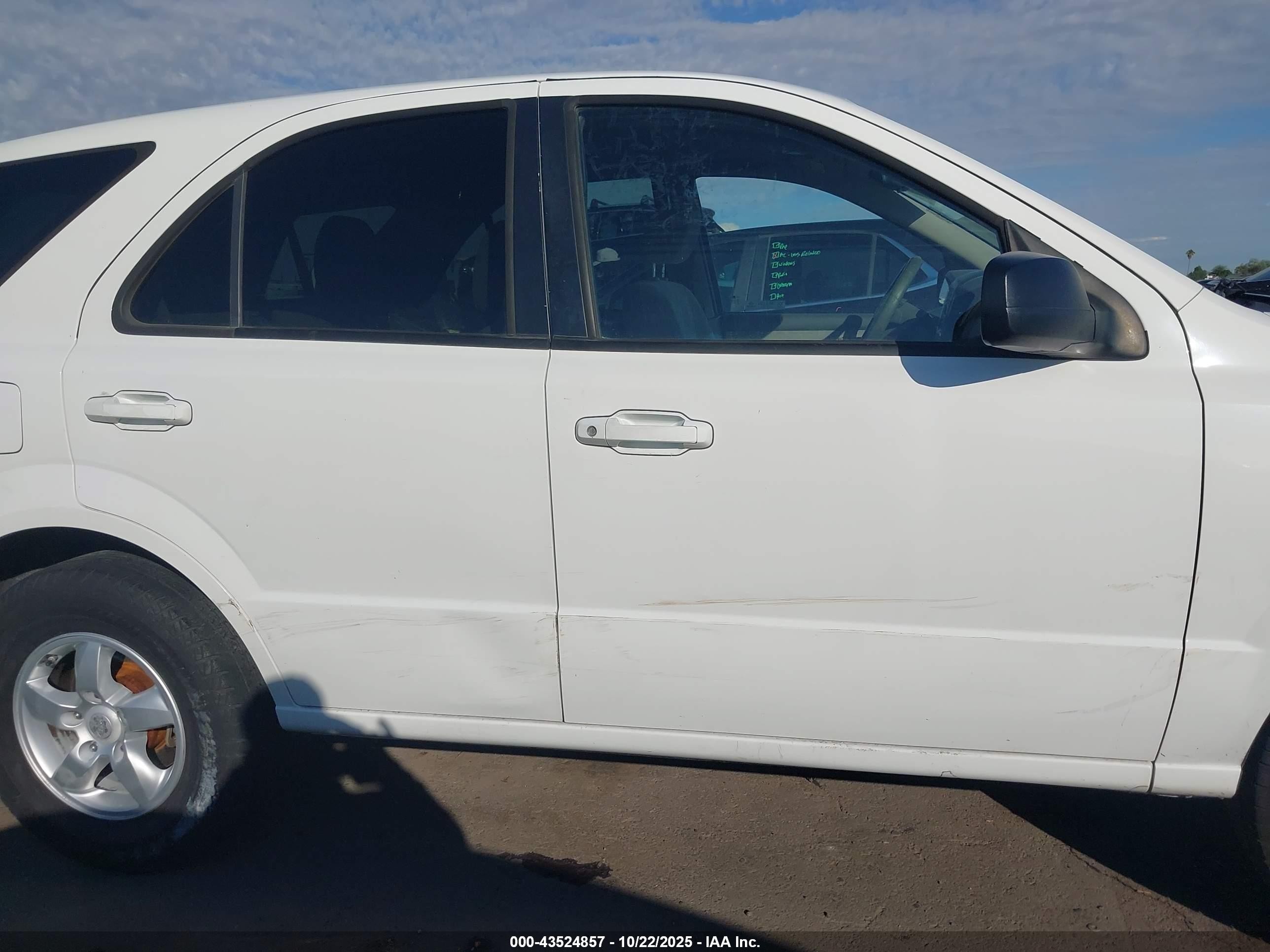 2008 Kia Sorento Lx Base White vin: KNDJD735885802528