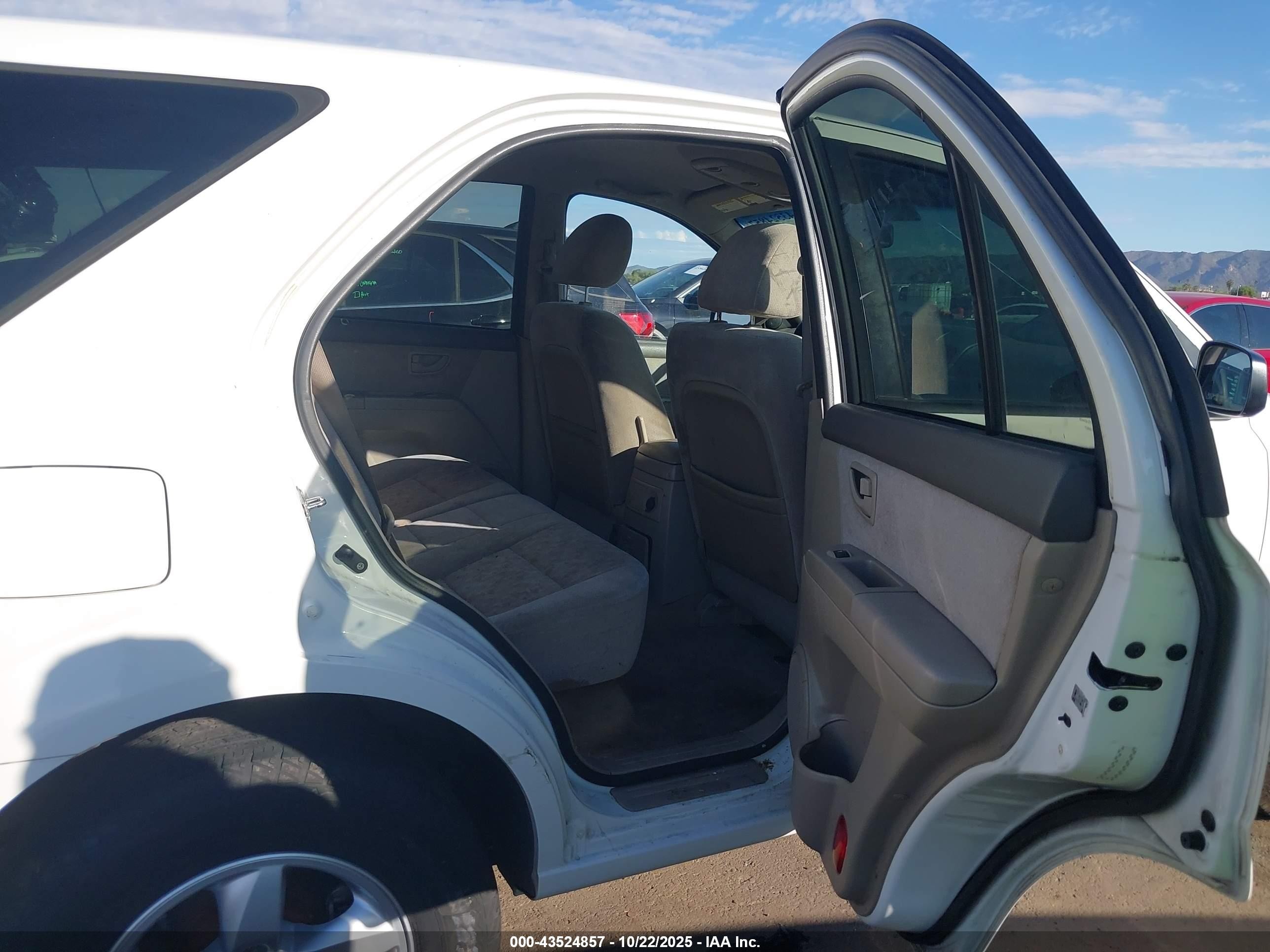 2008 Kia Sorento Lx Base White vin: KNDJD735885802528