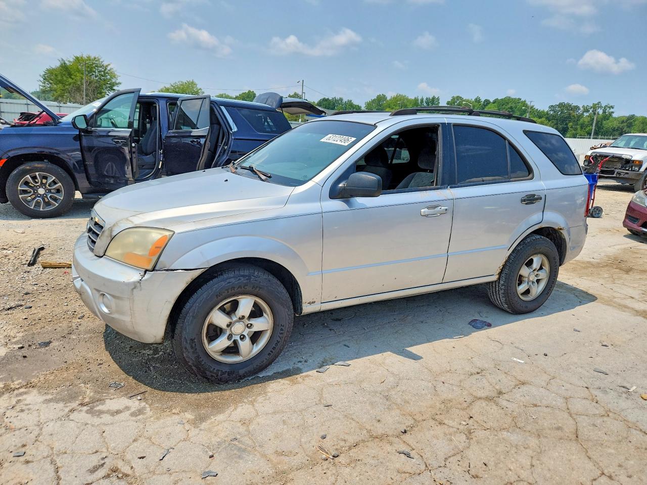 2007 Kia Sorento Base Silver vin: KNDJD736775668005