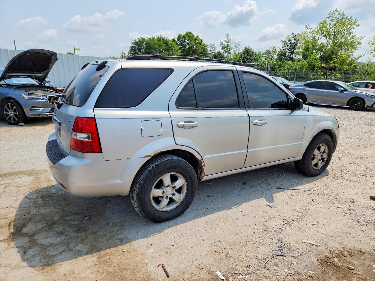 2007 Kia Sorento Base Silver vin: KNDJD736775668005
