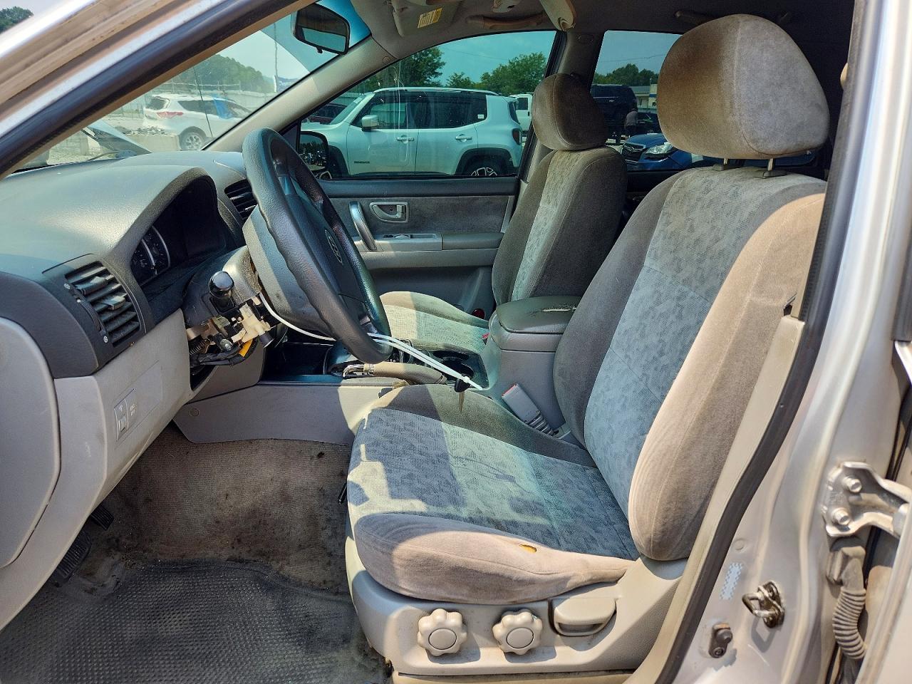 2007 Kia Sorento Base Silver vin: KNDJD736775668005