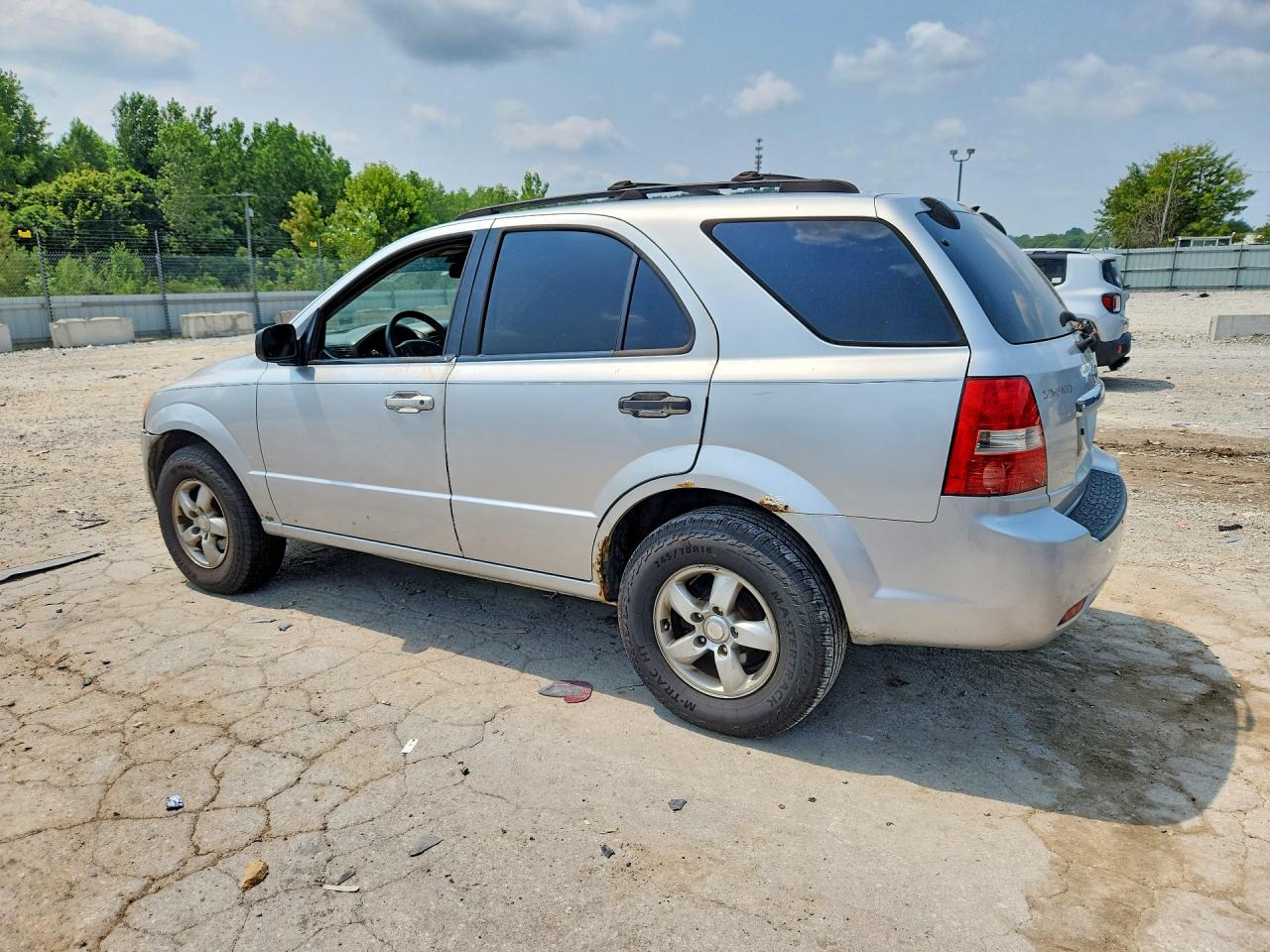 2007 Kia Sorento Base Silver vin: KNDJD736775668005