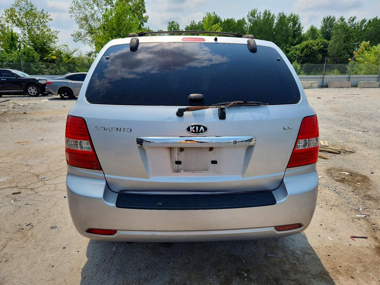 2007 Kia Sorento Base Silver vin: KNDJD736775668005