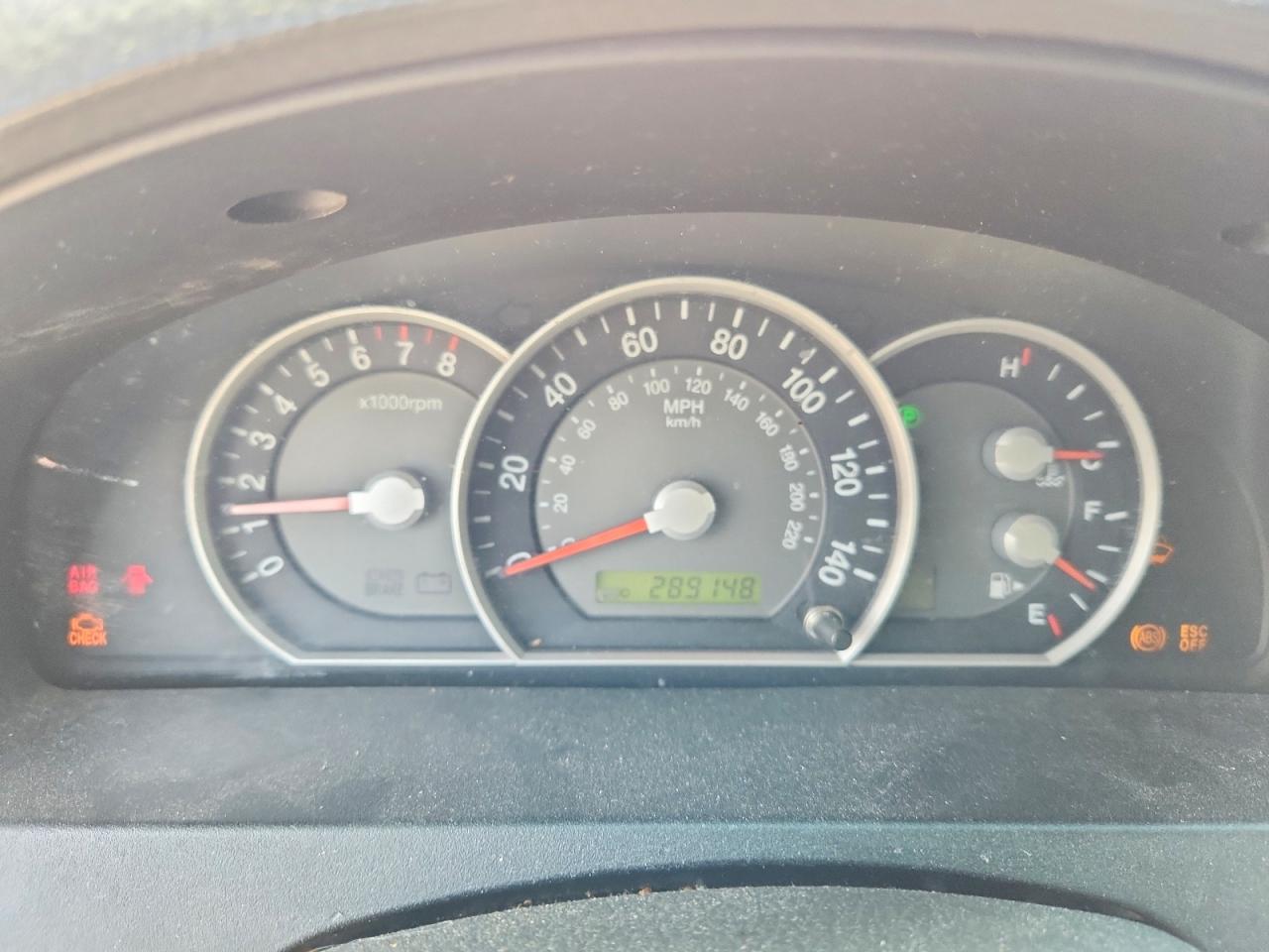 2007 Kia Sorento Base Silver vin: KNDJD736775668005