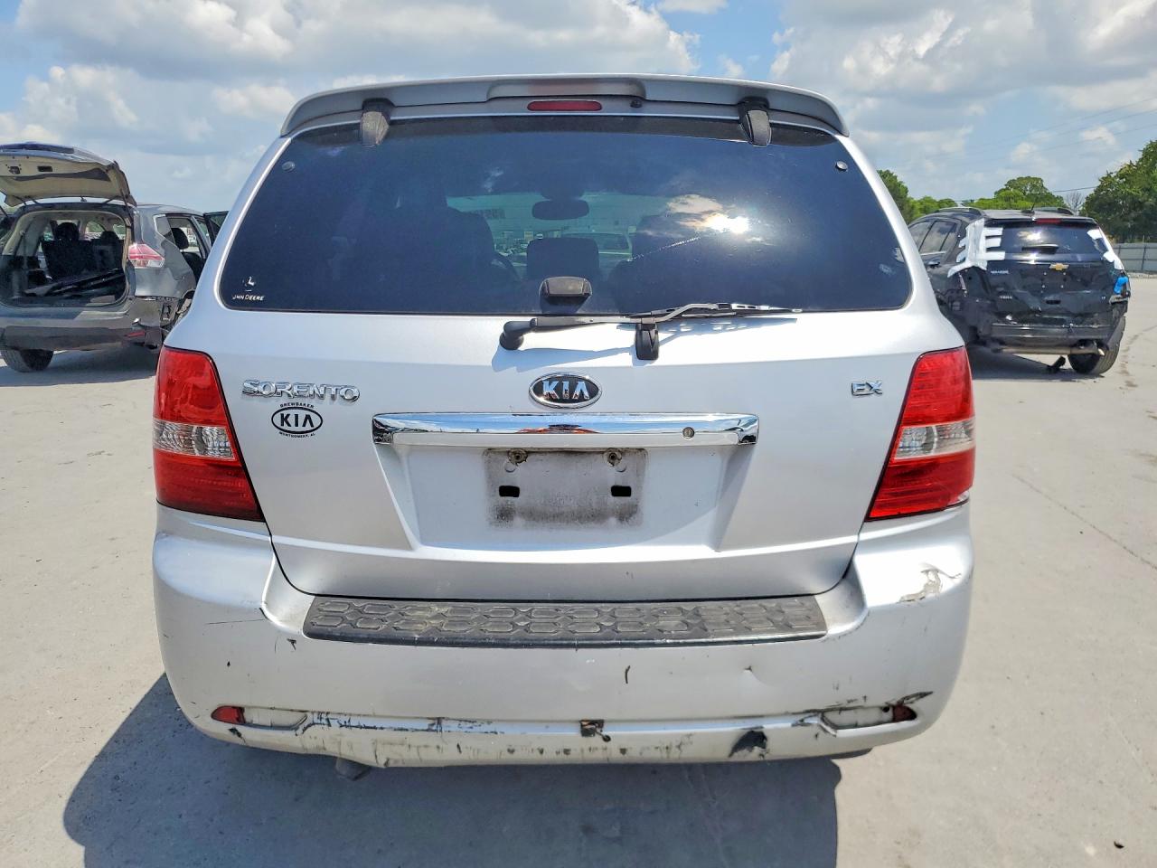 2007 Kia Sorento Base Silver vin: KNDJD736975665560