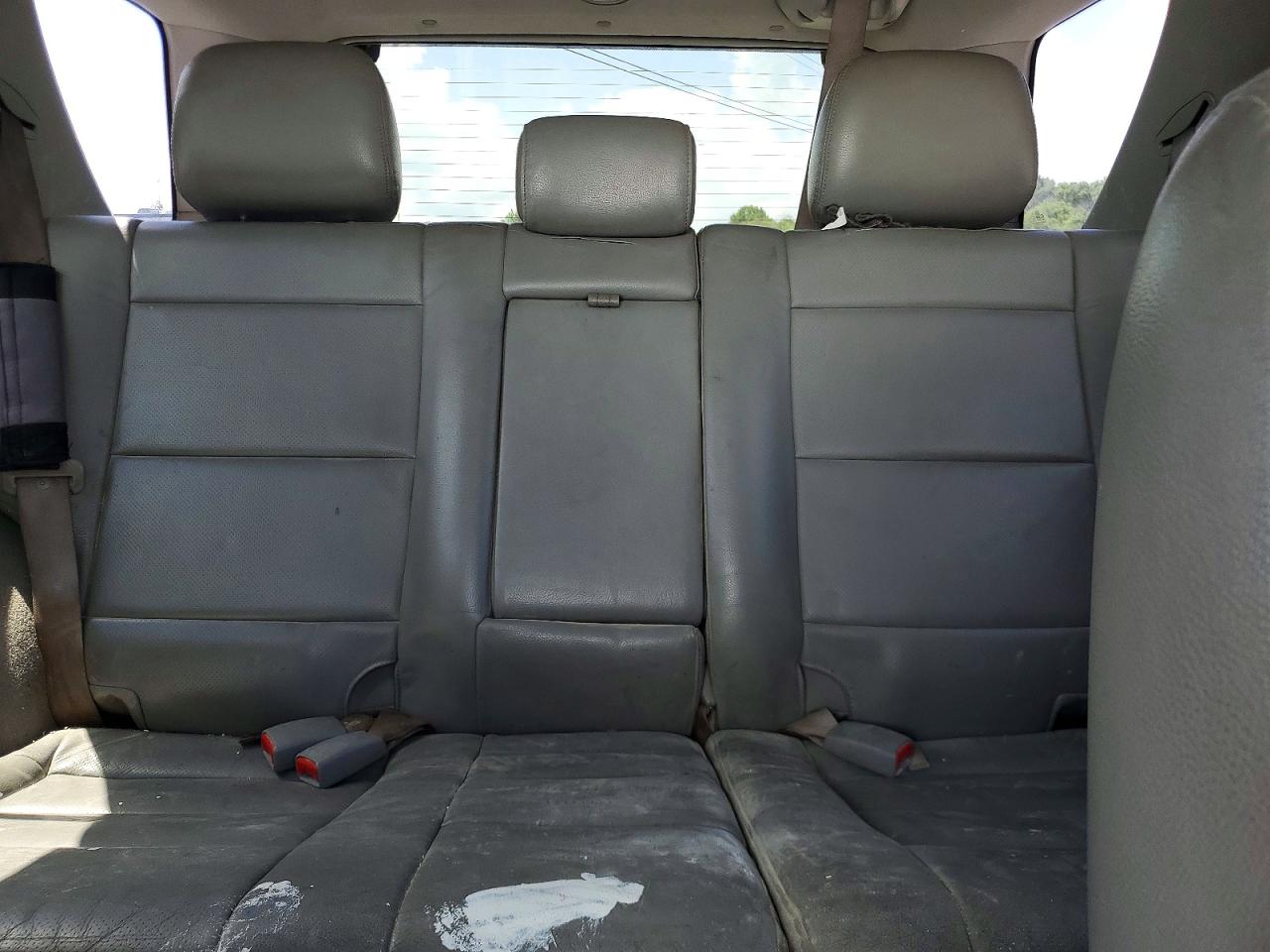 2007 Kia Sorento Base Silver vin: KNDJD736975665560