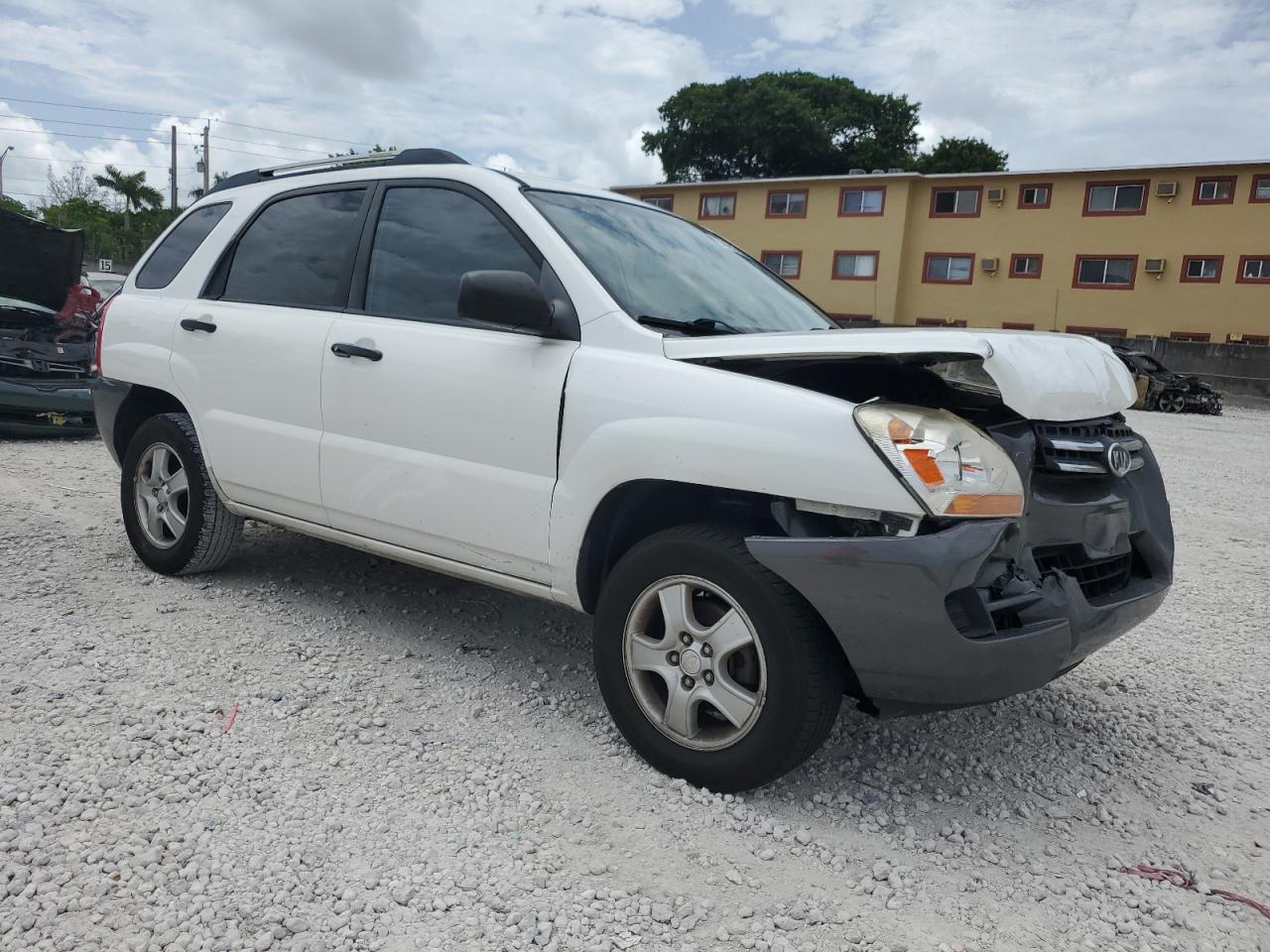 2006 Kia New Sportage    White vin: KNDJF724467186797
