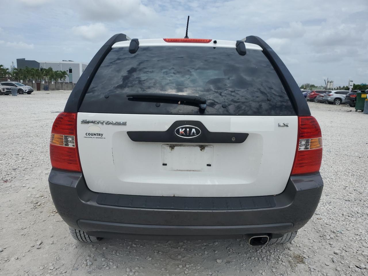 2006 Kia New Sportage    White vin: KNDJF724467186797