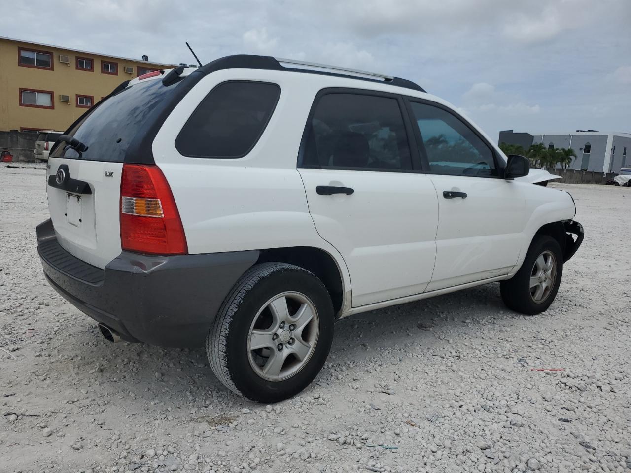 2006 Kia New Sportage    White vin: KNDJF724467186797