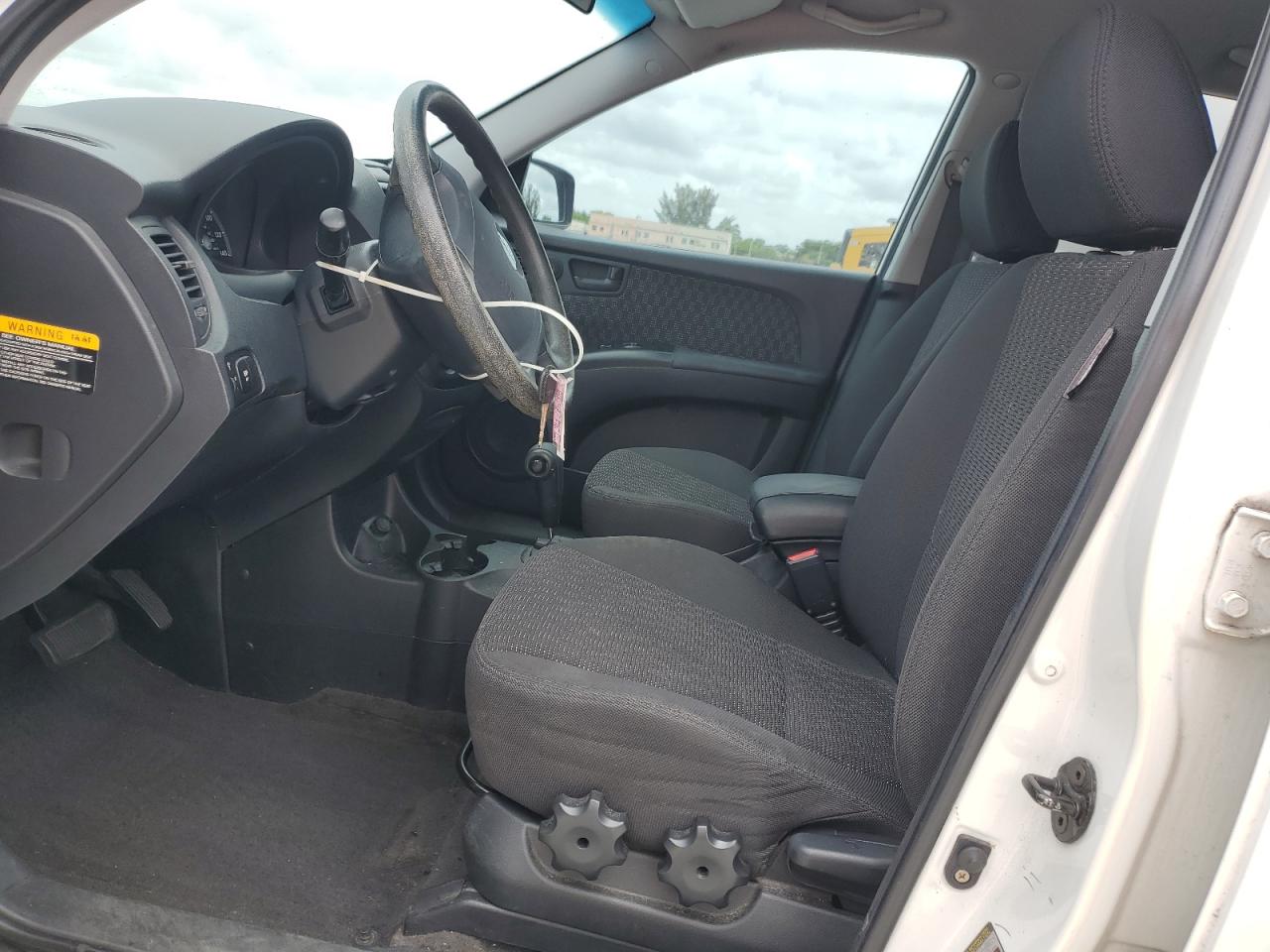 2006 Kia New Sportage    White vin: KNDJF724467186797