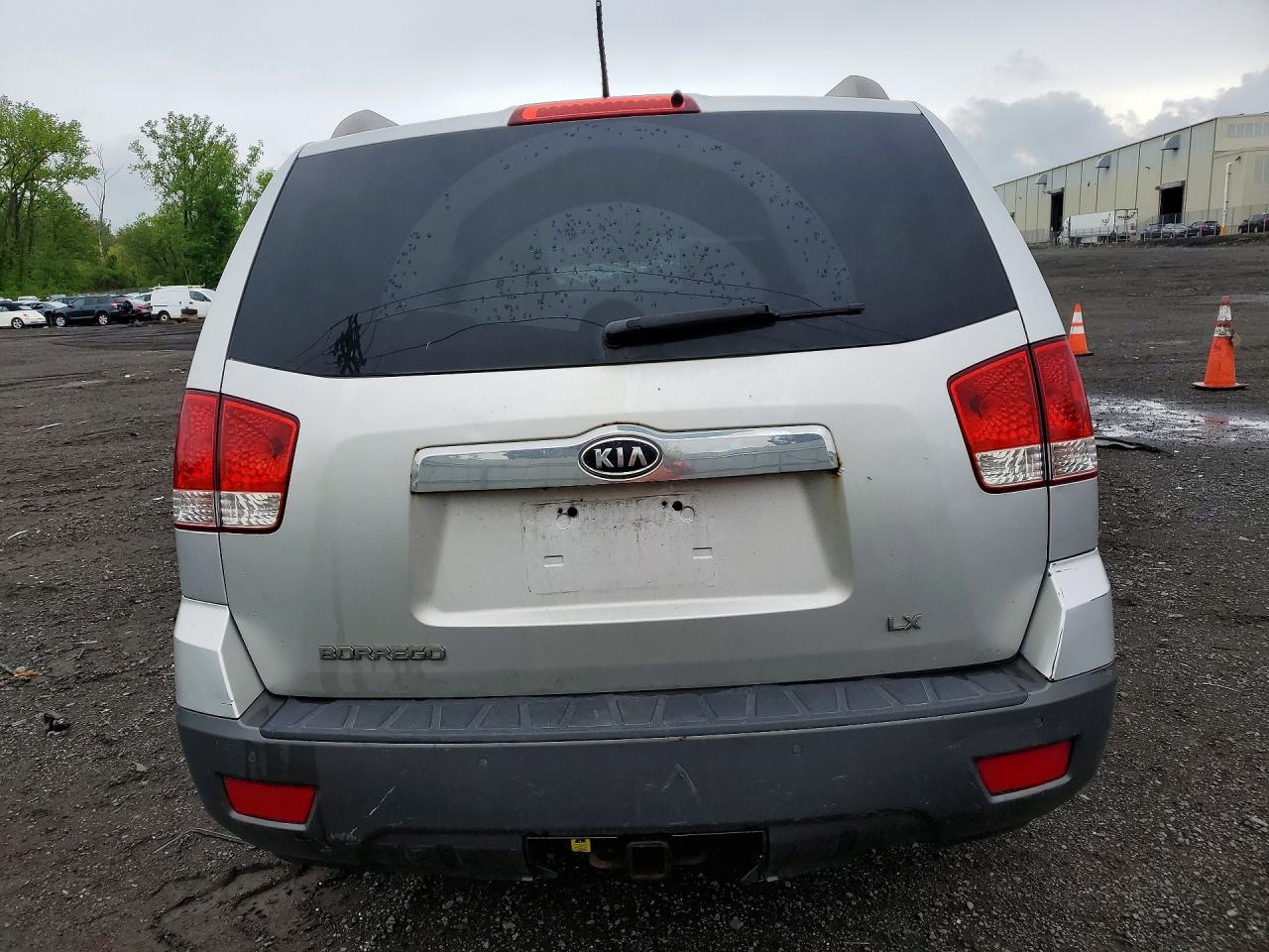 2009 Kia Borrego Silver vin: KNDJH741395016136