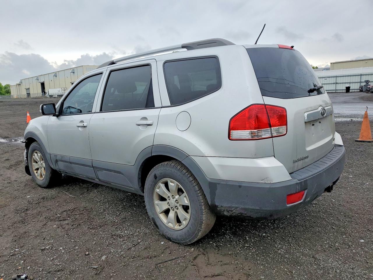 2009 Kia Borrego Silver vin: KNDJH741395016136