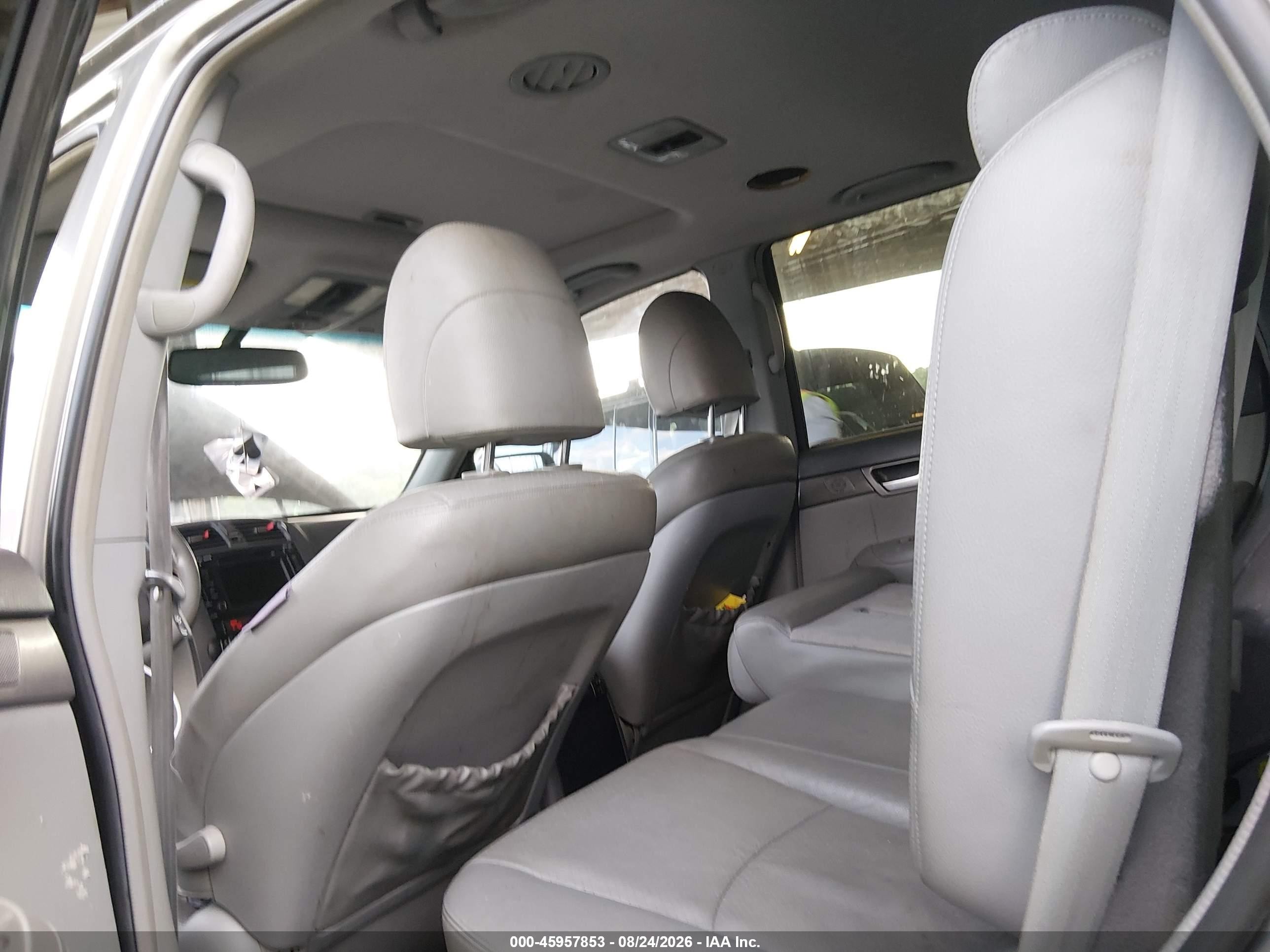 2009 Kia Borrego Ex V8 Silver vin: KNDJH742595027485