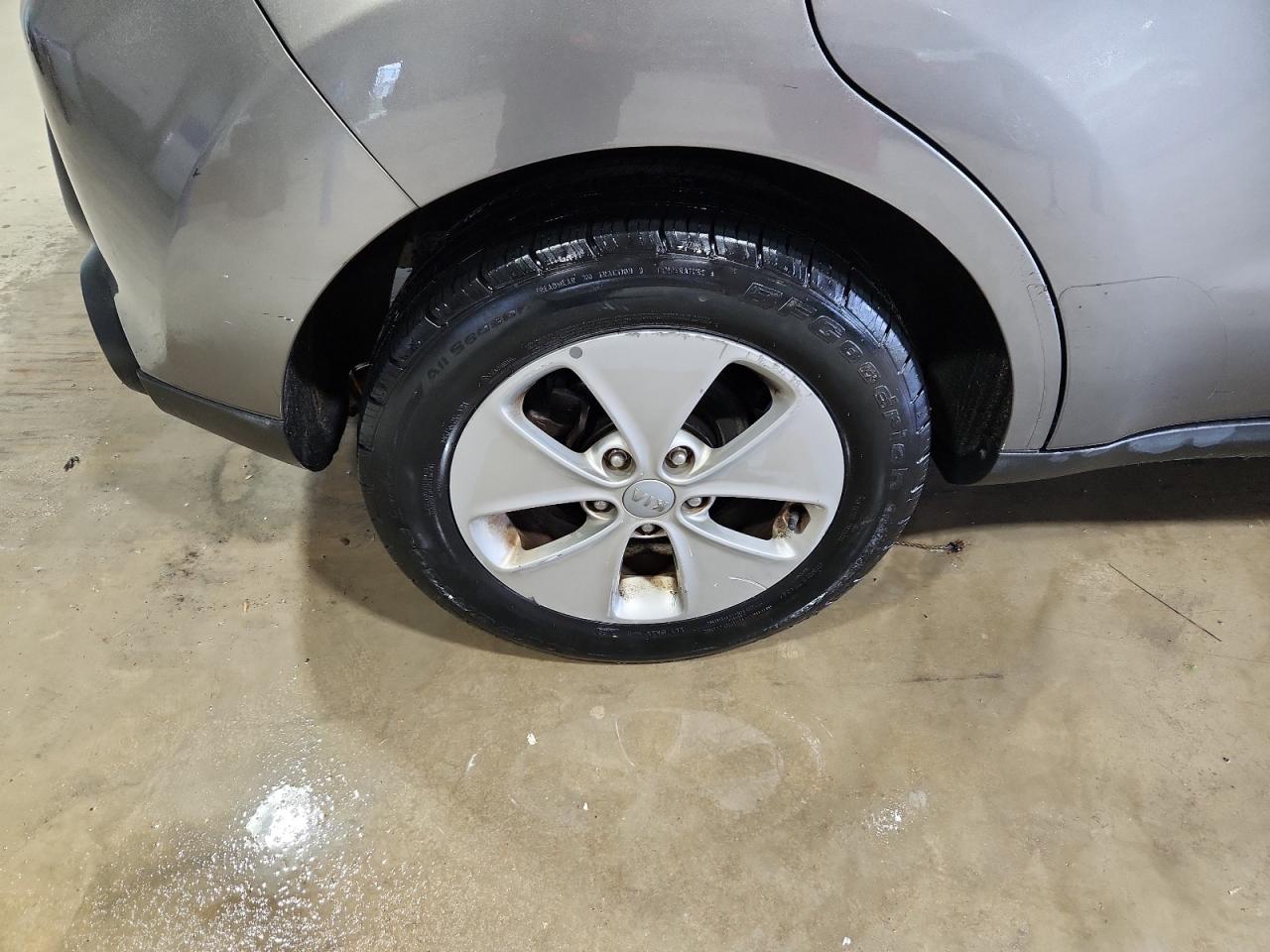 2015 Kia Soul Base Beige vin: KNDJN2A20F7126599 Damage: Right Rear Wheel, Curb Rash, 8 To 9 Inches