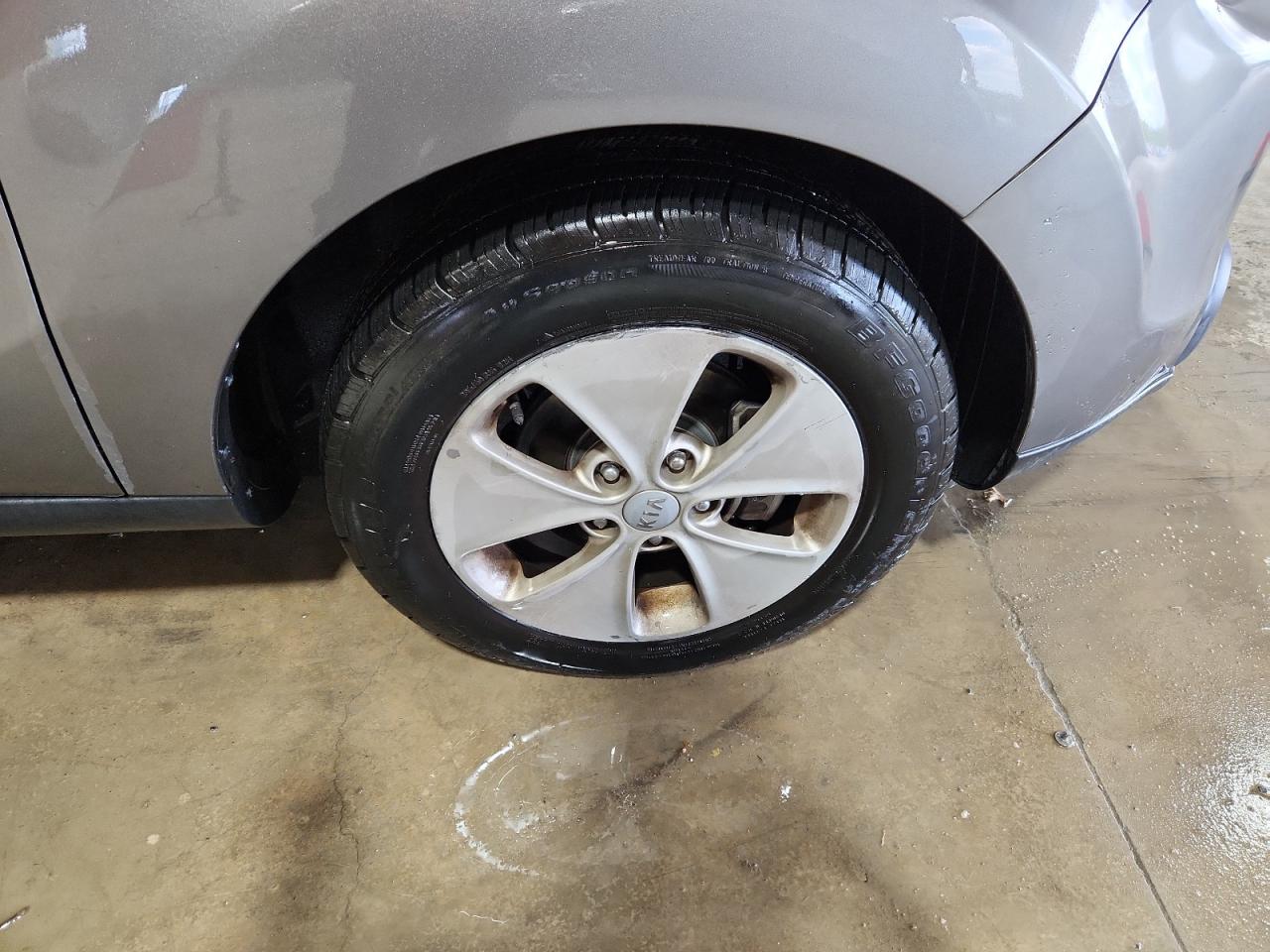 2015 Kia Soul Base Beige vin: KNDJN2A20F7126599 Damage: Right Front Wheel, Curb Rash, > 12 Inches