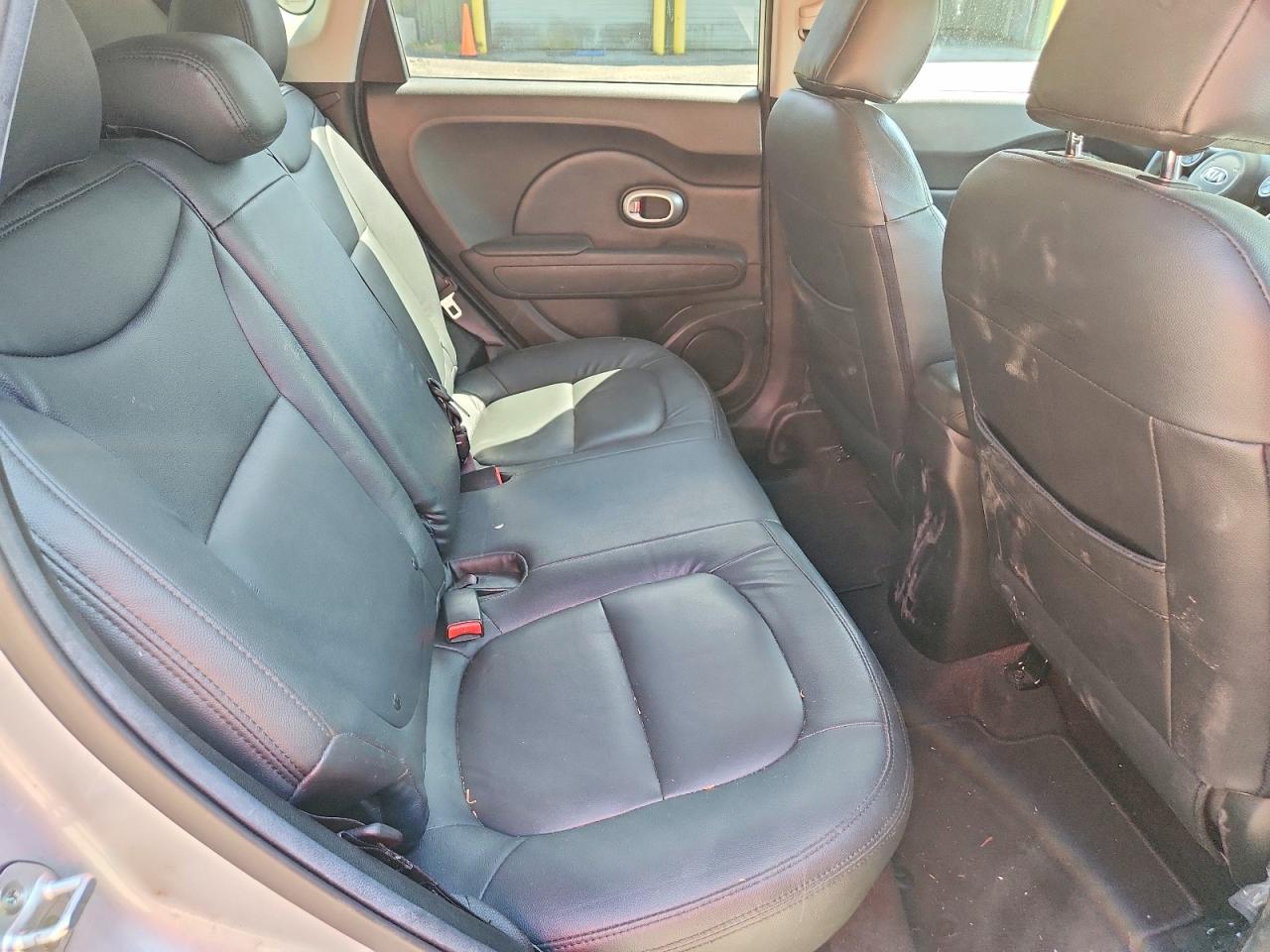 2015 Kia Soul Base Silver vin: KNDJN2A20F7749995