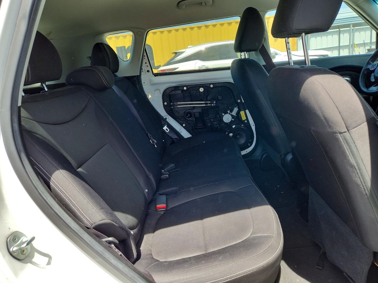 2015 Kia Soul Base White vin: KNDJN2A20F7789686