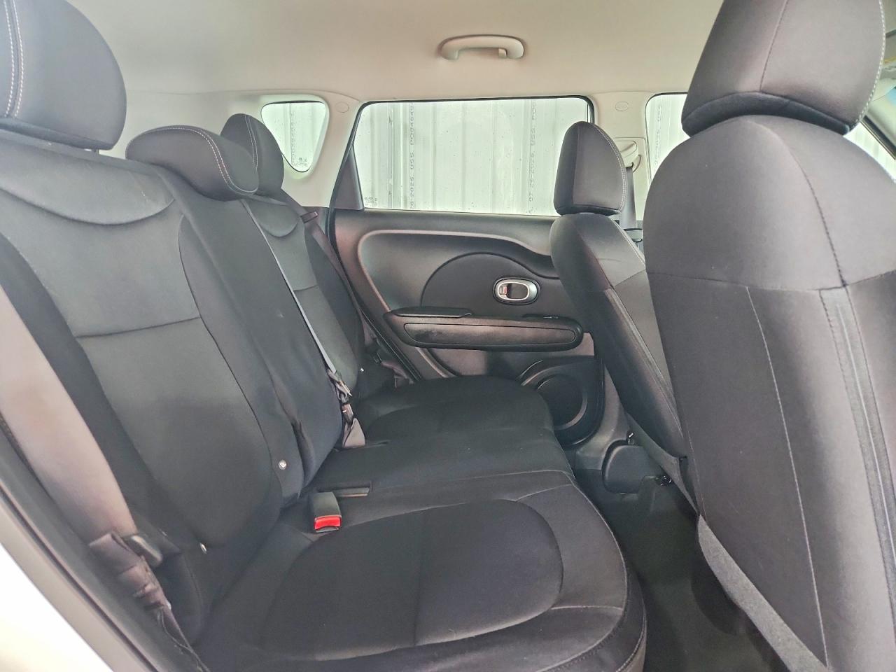 2017 Kia Soul Base White vin: KNDJN2A20H7474261