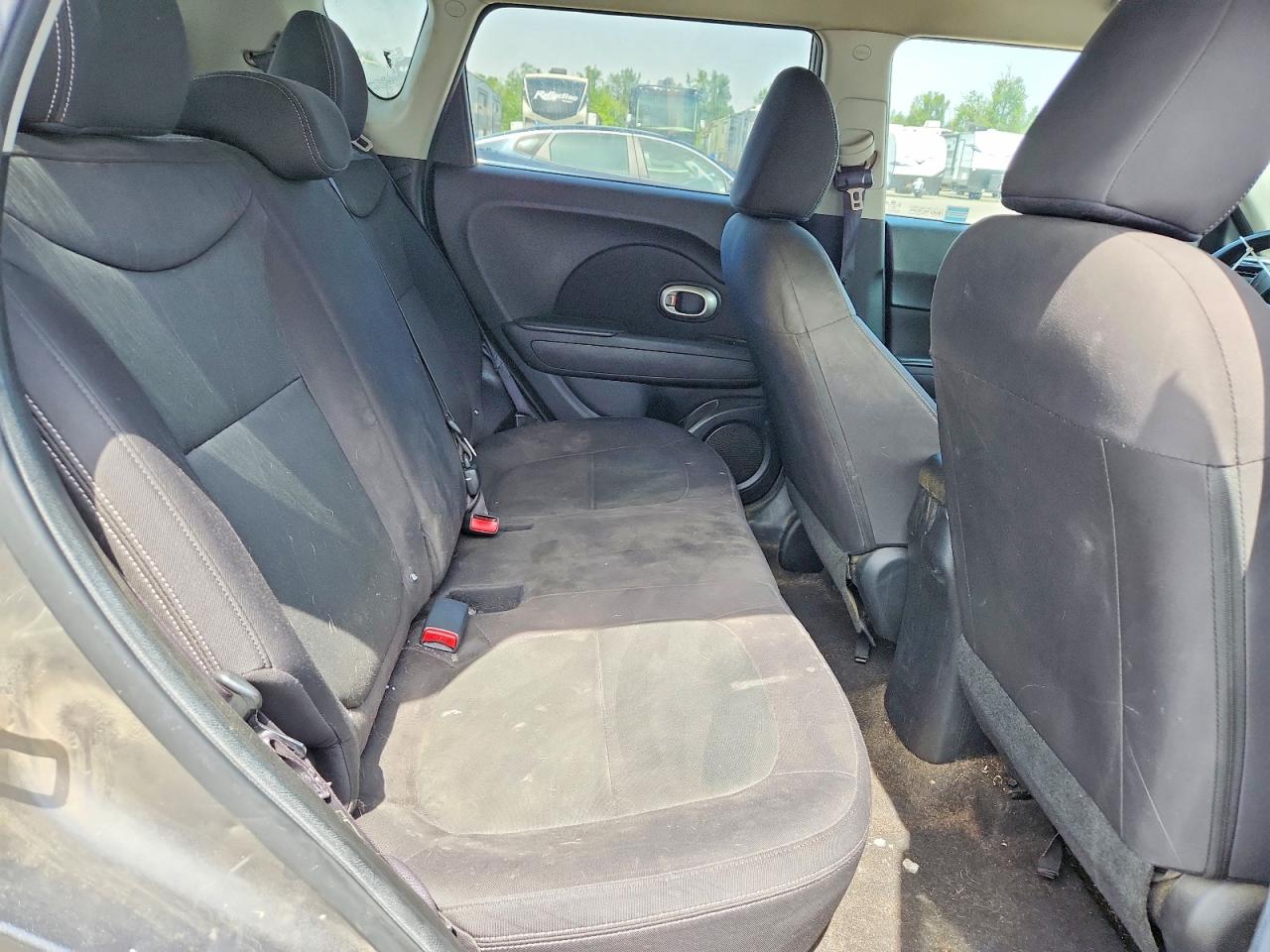 2015 Kia Soul Base Silver vin: KNDJN2A21F7123890