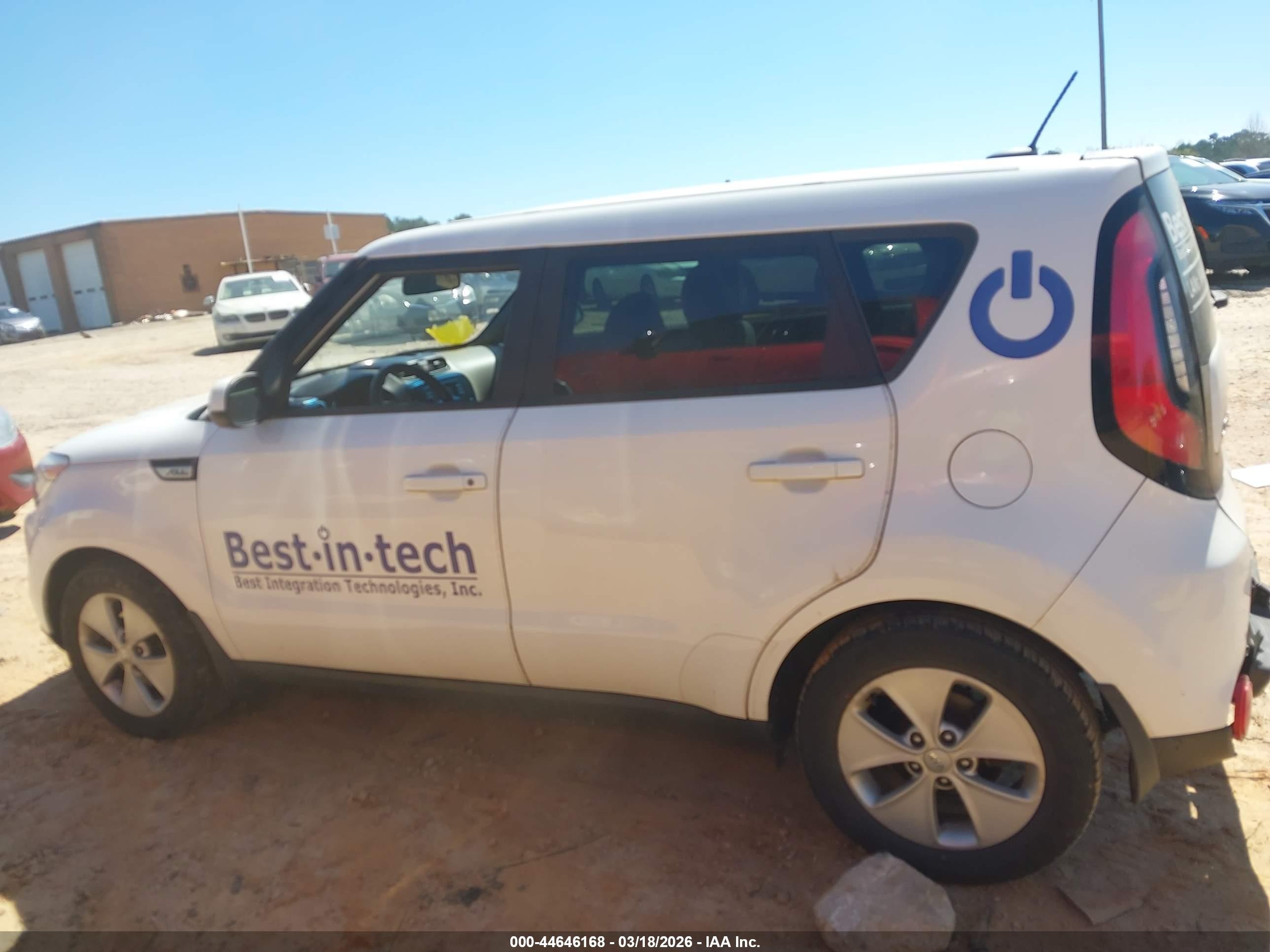 2015 Kia Soul Белый vin: KNDJN2A21F7137336