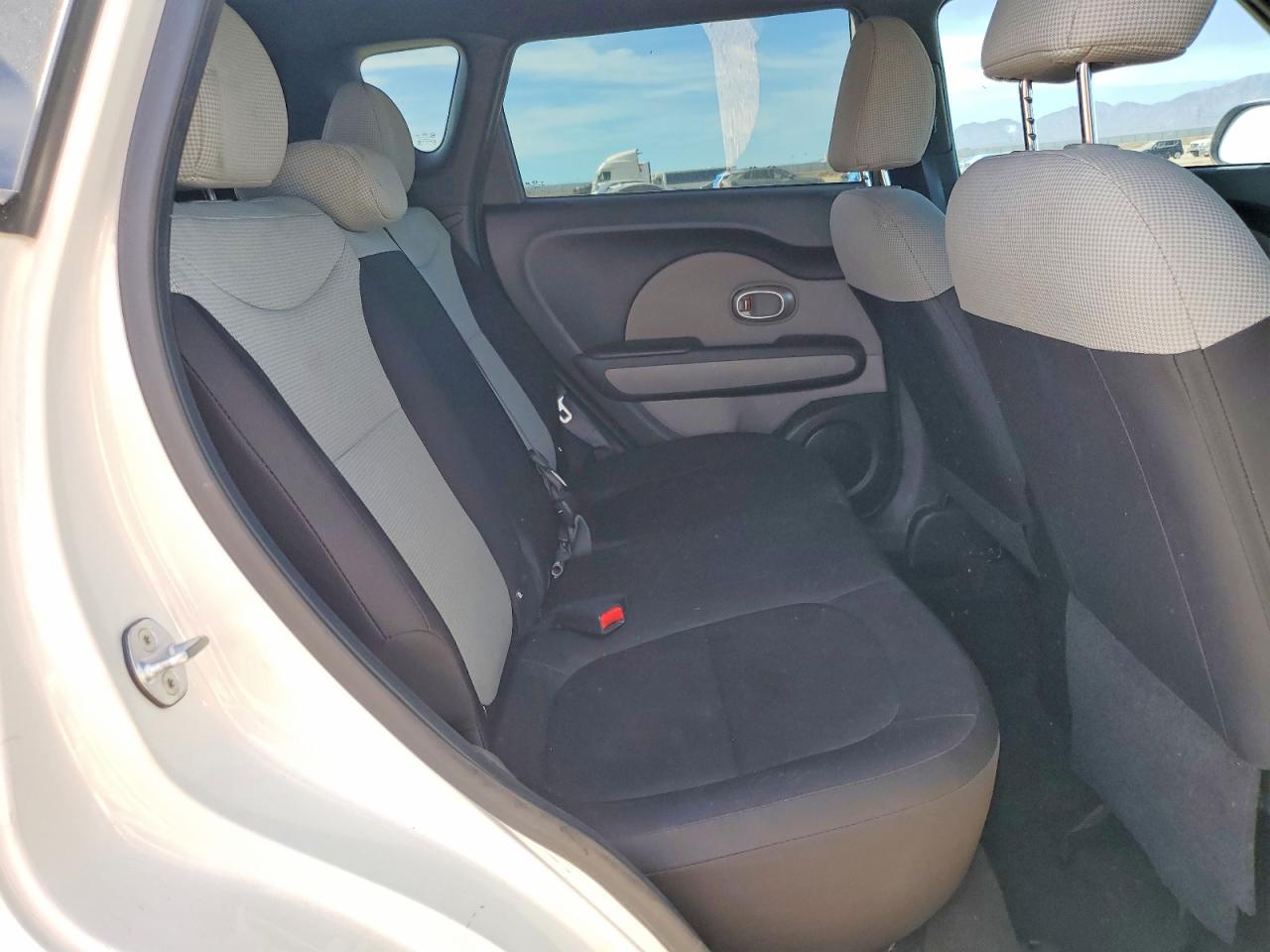 2015 Kia Soul Base White vin: KNDJN2A21F7153133