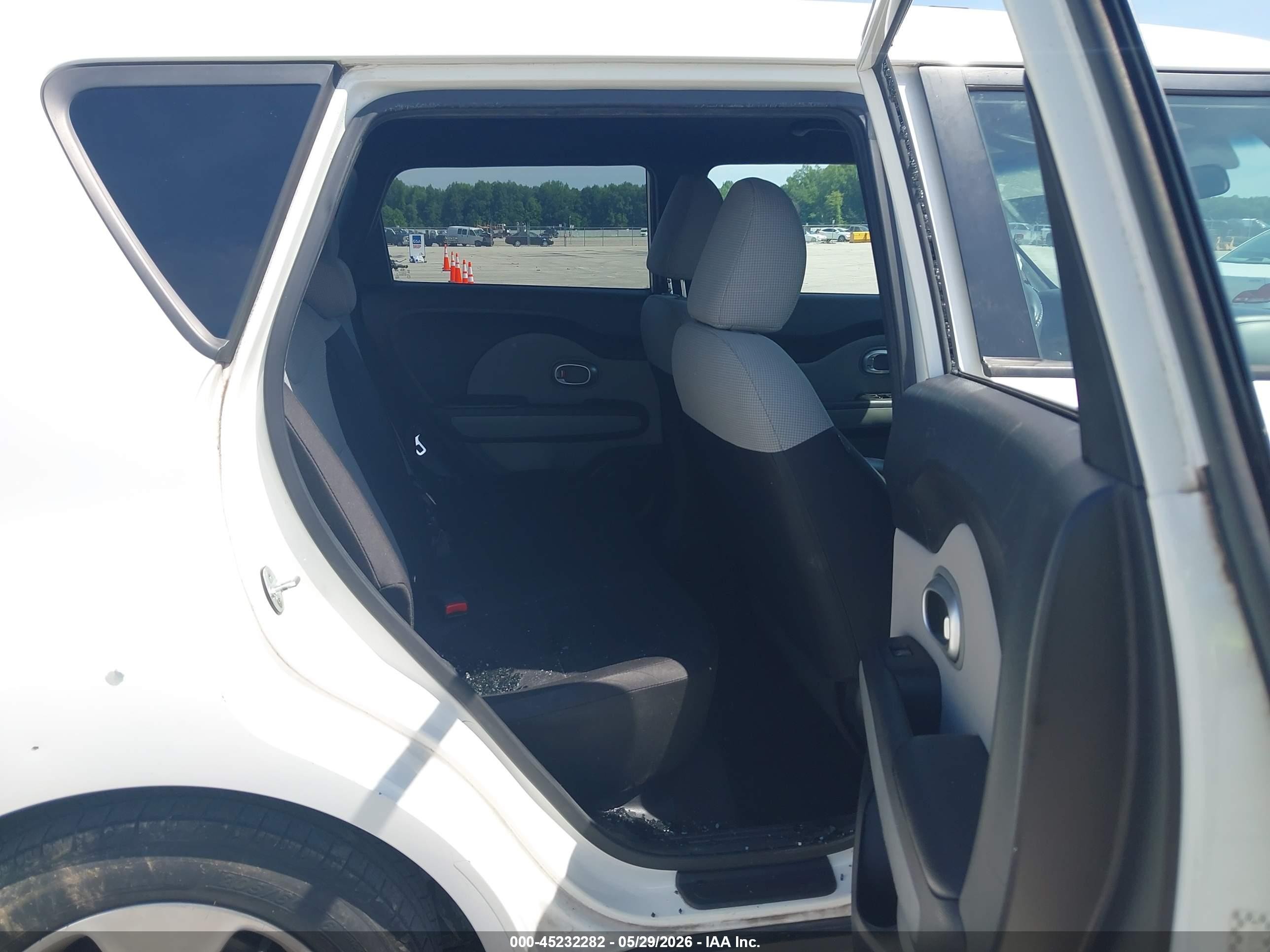 2015 Kia Soul ! White vin: KNDJN2A21F7229241
