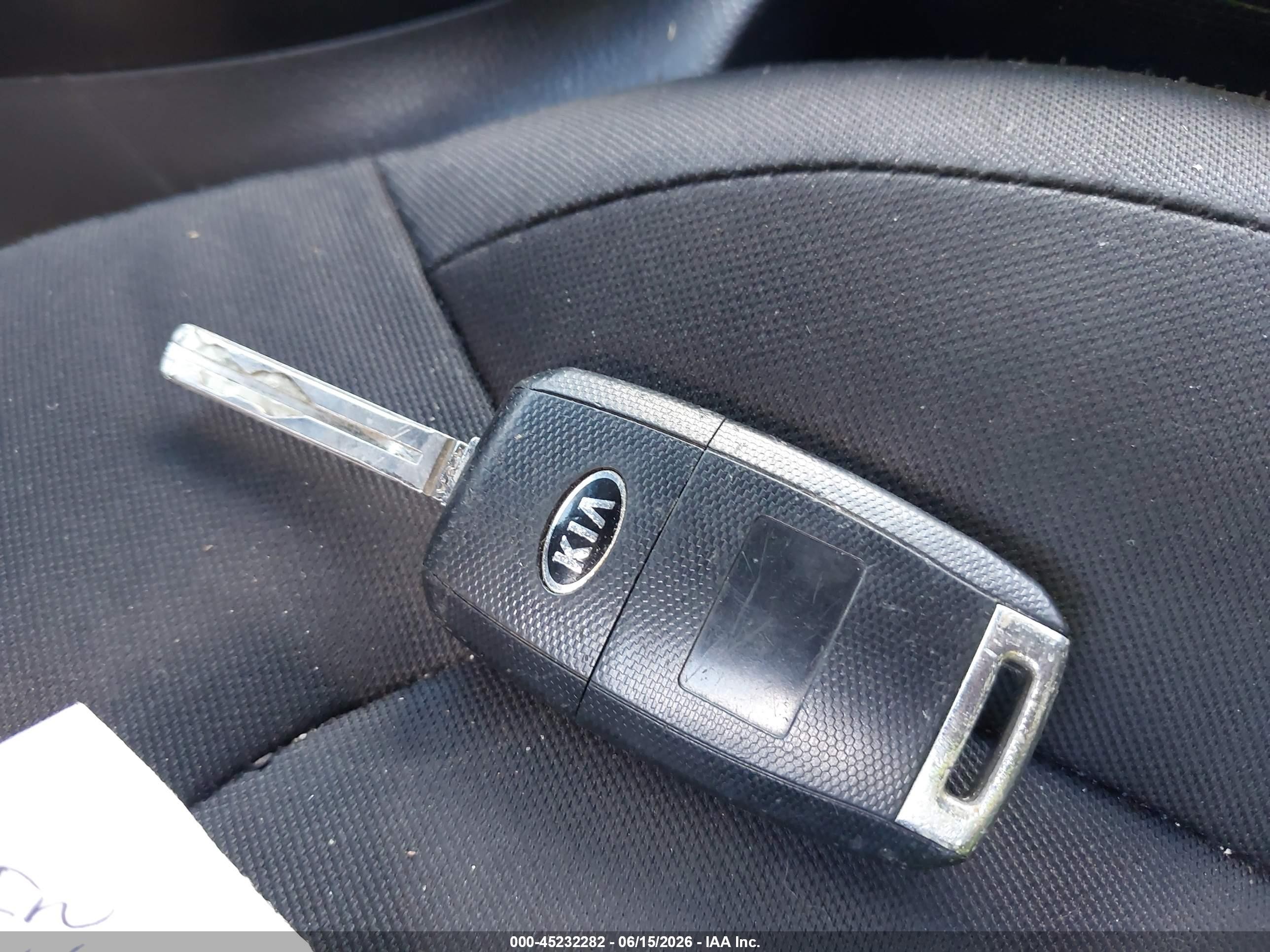 2015 Kia Soul ! White vin: KNDJN2A21F7229241