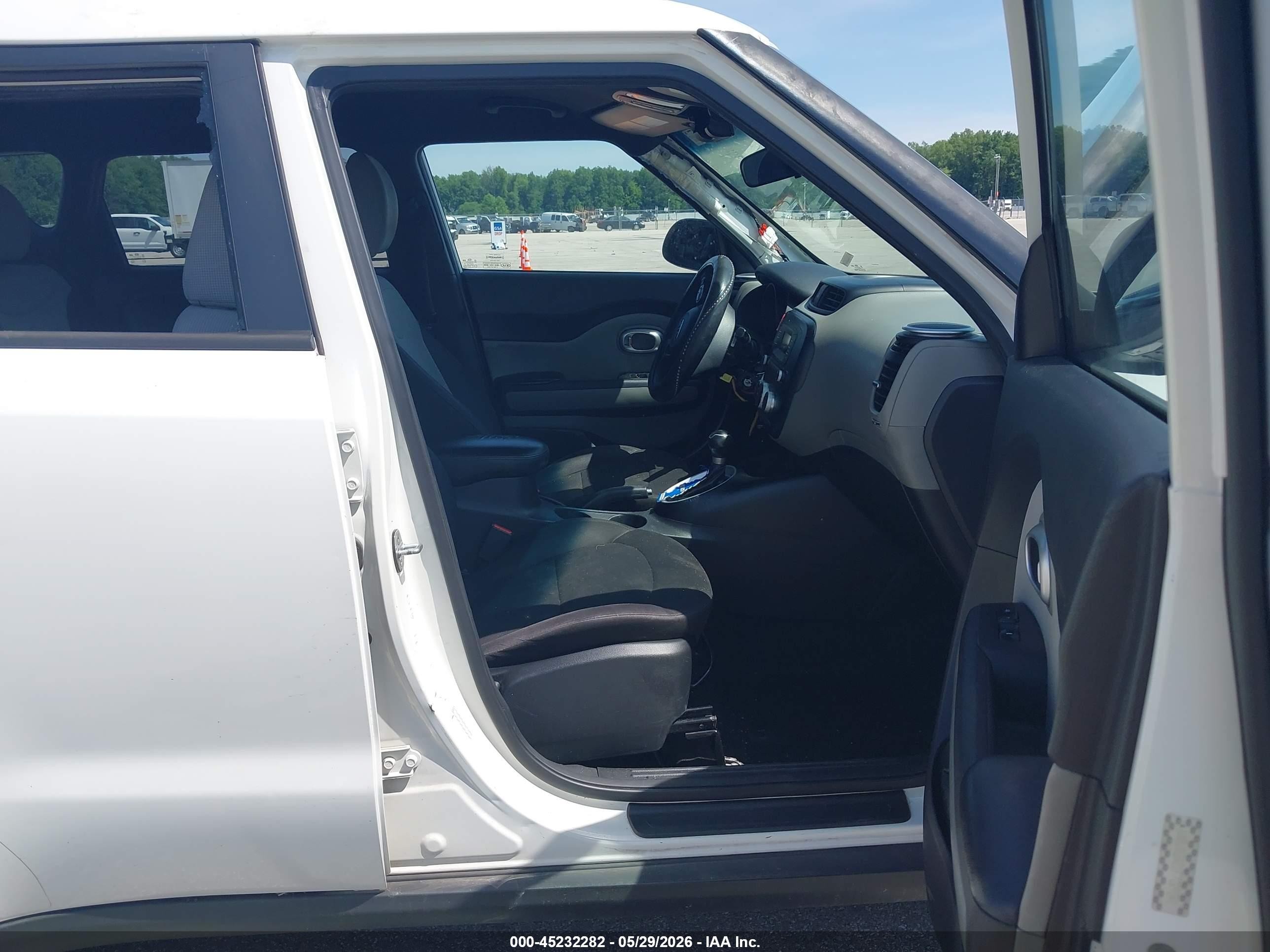 2015 Kia Soul ! White vin: KNDJN2A21F7229241