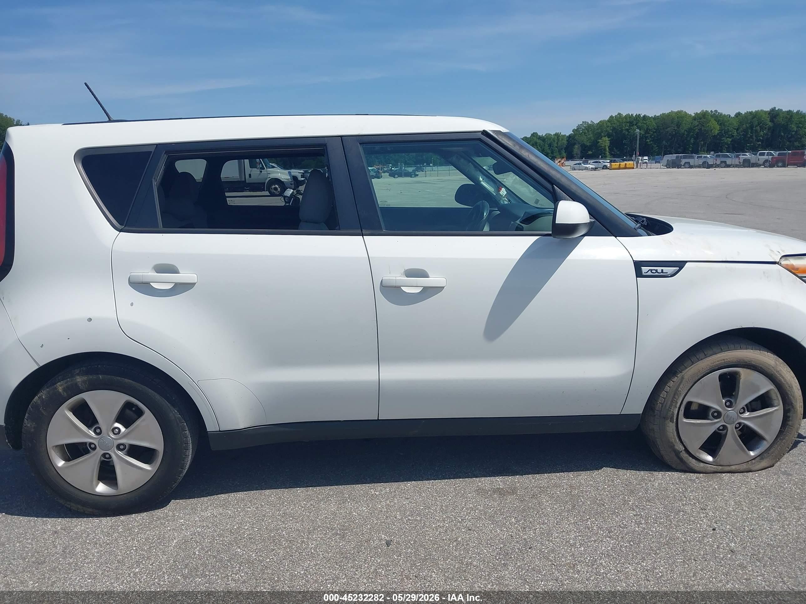 2015 Kia Soul ! White vin: KNDJN2A21F7229241