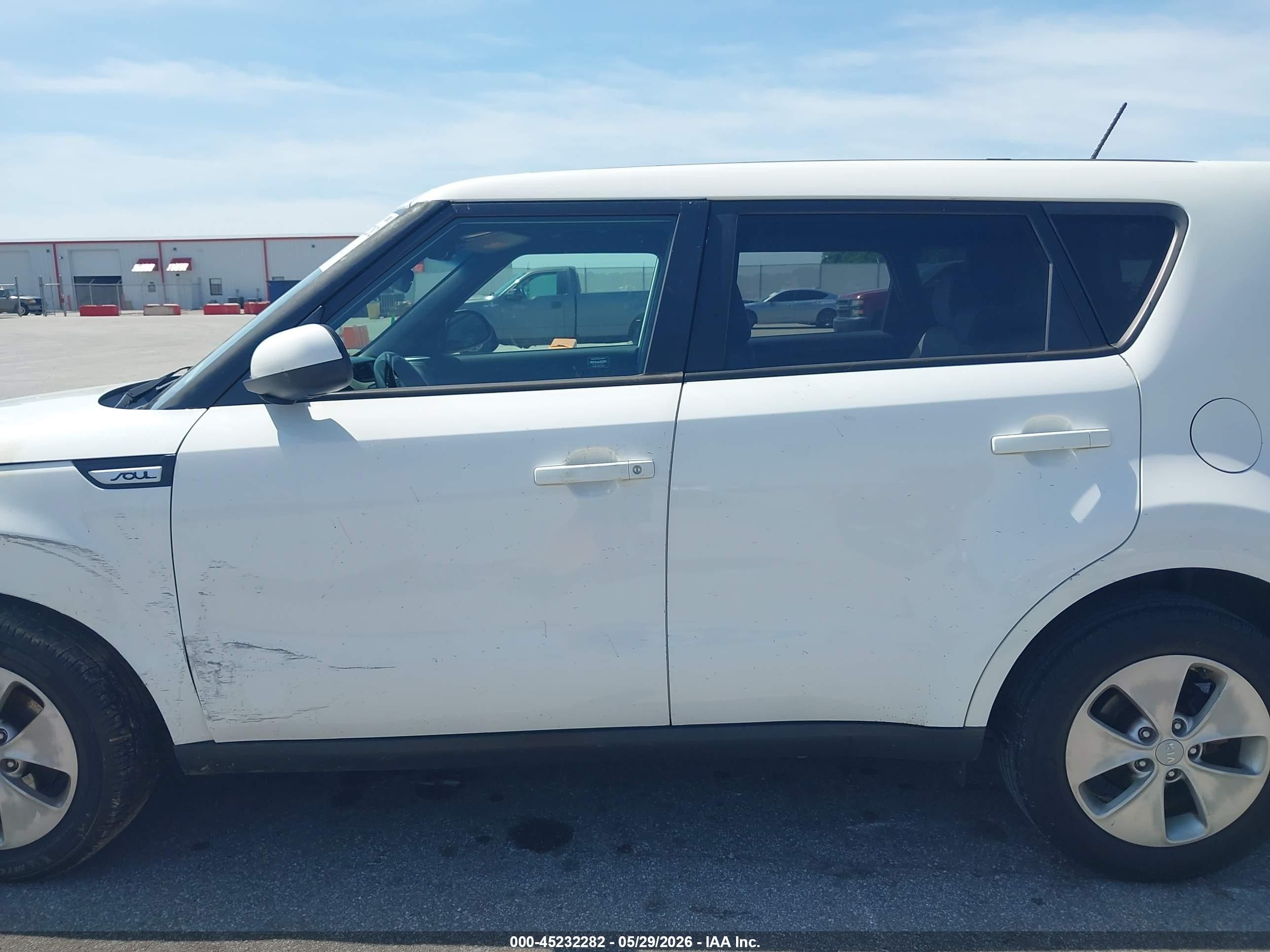 2015 Kia Soul ! White vin: KNDJN2A21F7229241