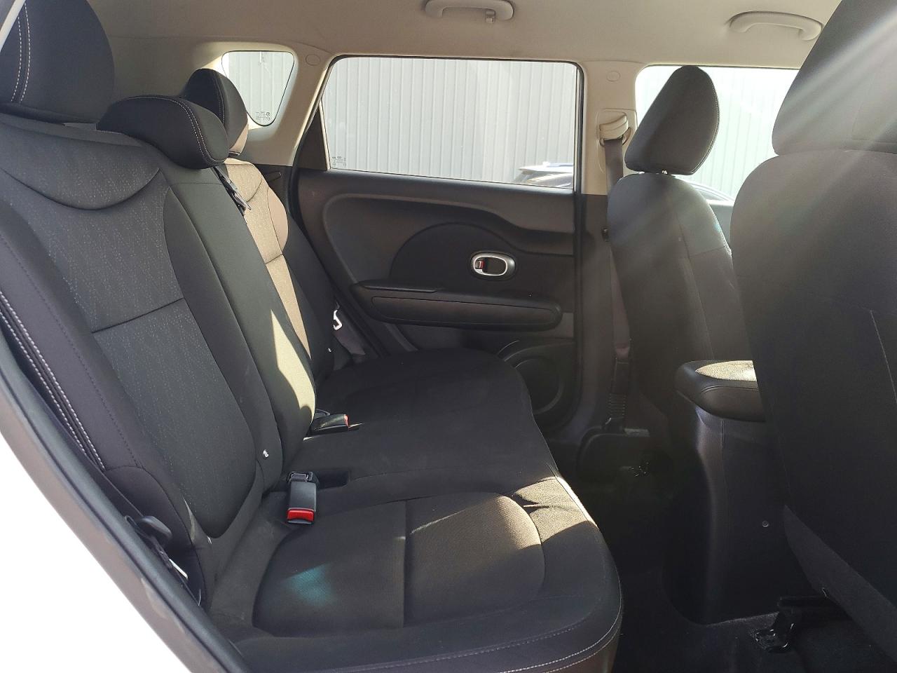 2015 Kia Soul Base Белый vin: KNDJN2A21F7230650