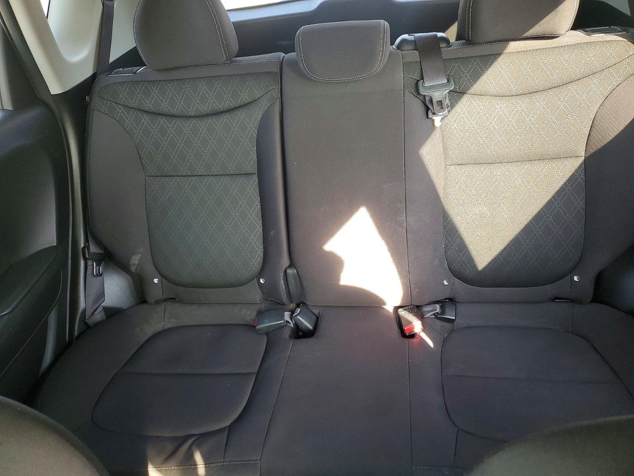 2015 Kia Soul Base Белый vin: KNDJN2A21F7230650