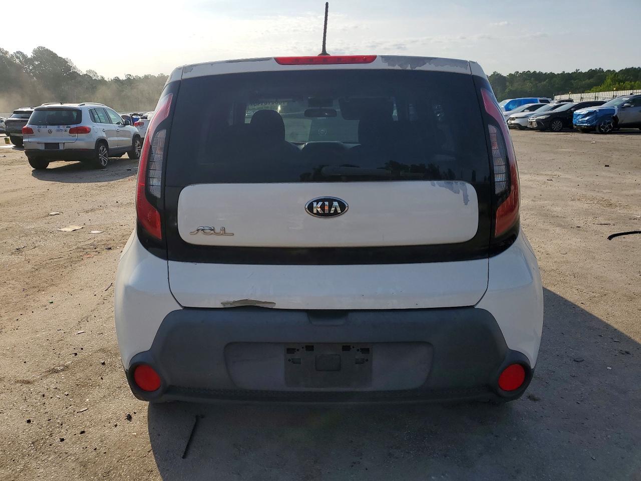 2015 Kia Soul Base Белый vin: KNDJN2A21F7230650