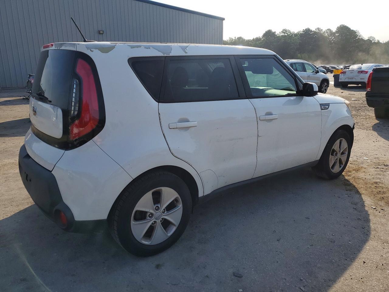 2015 Kia Soul Base Белый vin: KNDJN2A21F7230650