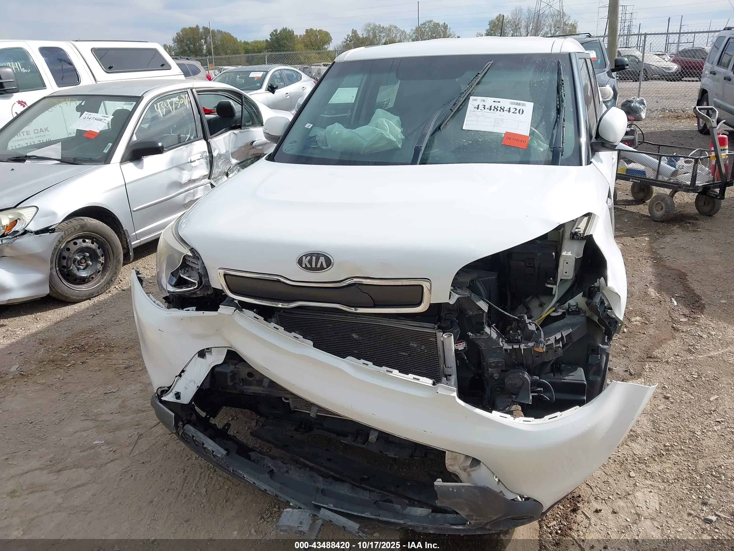 2014 Kia Soul   White vin: KNDJN2A22E7105221