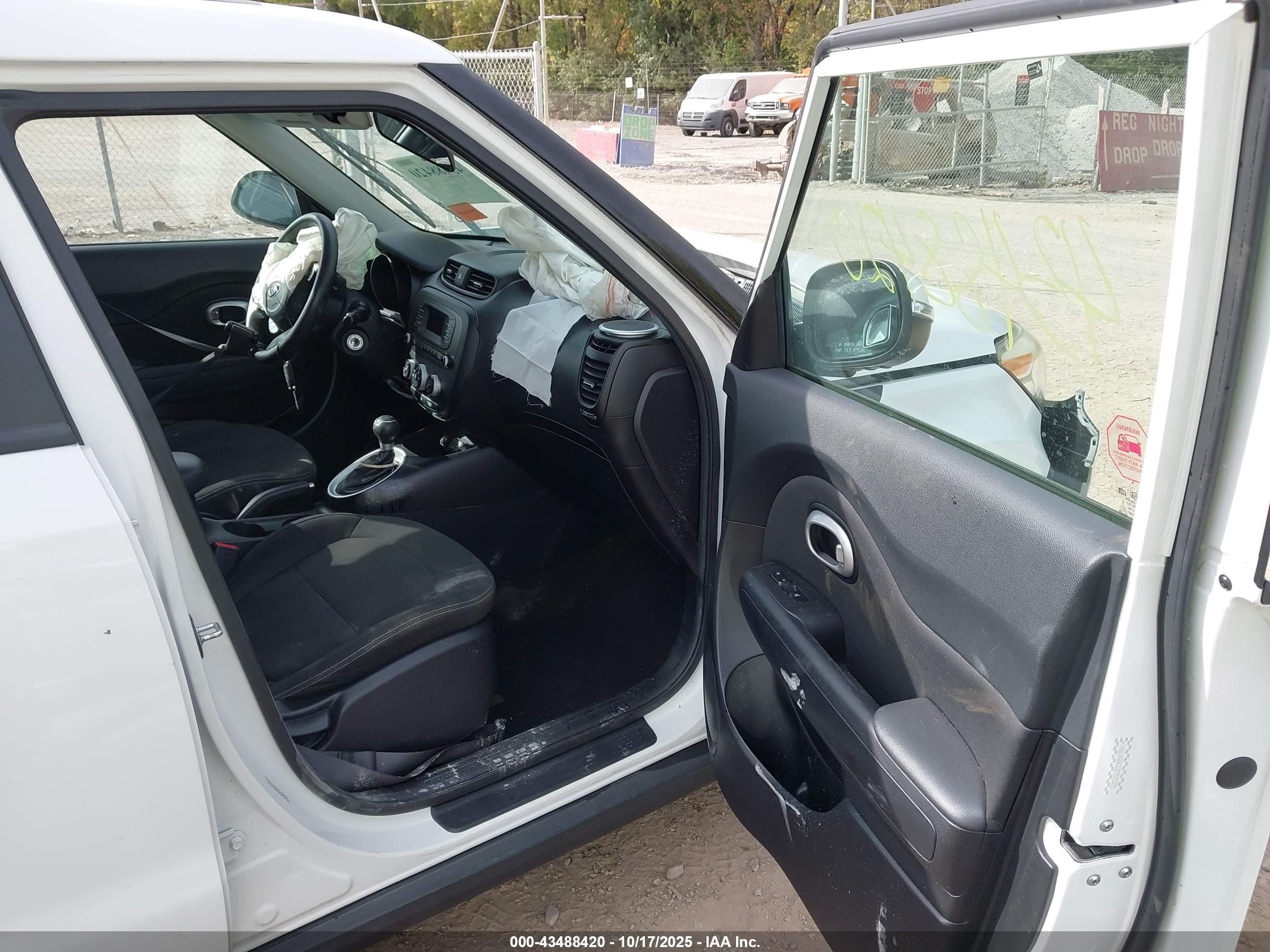2014 Kia Soul   White vin: KNDJN2A22E7105221