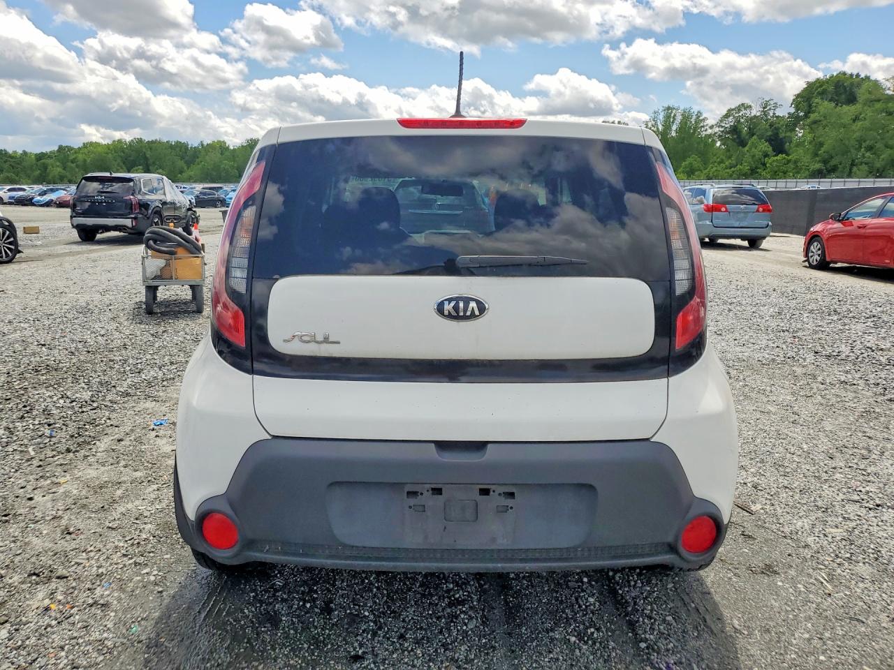 2015 Kia Soul White vin: KNDJN2A22F7130380